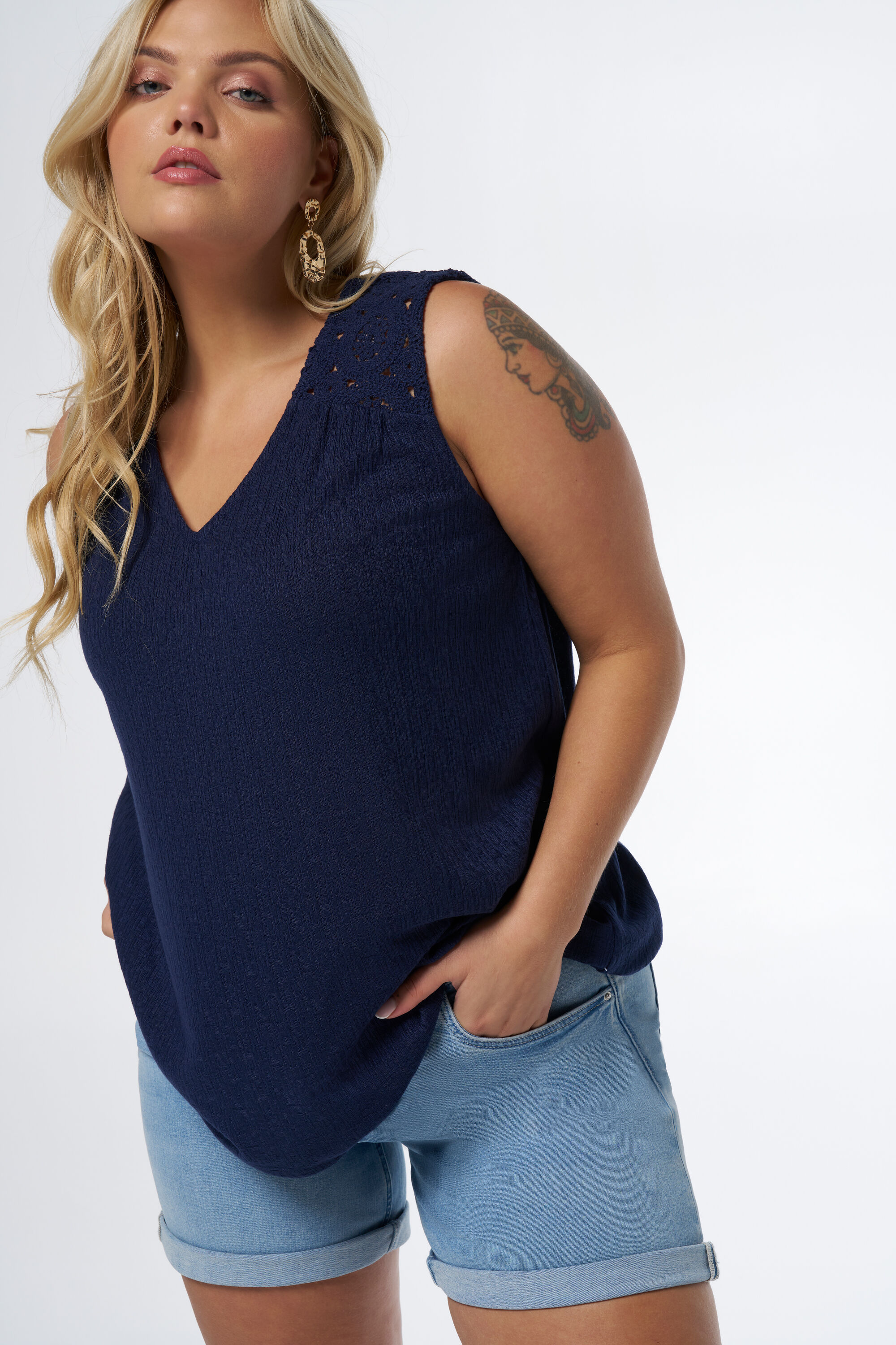 Haut avec d&eacute;tails en crochet  image number 0