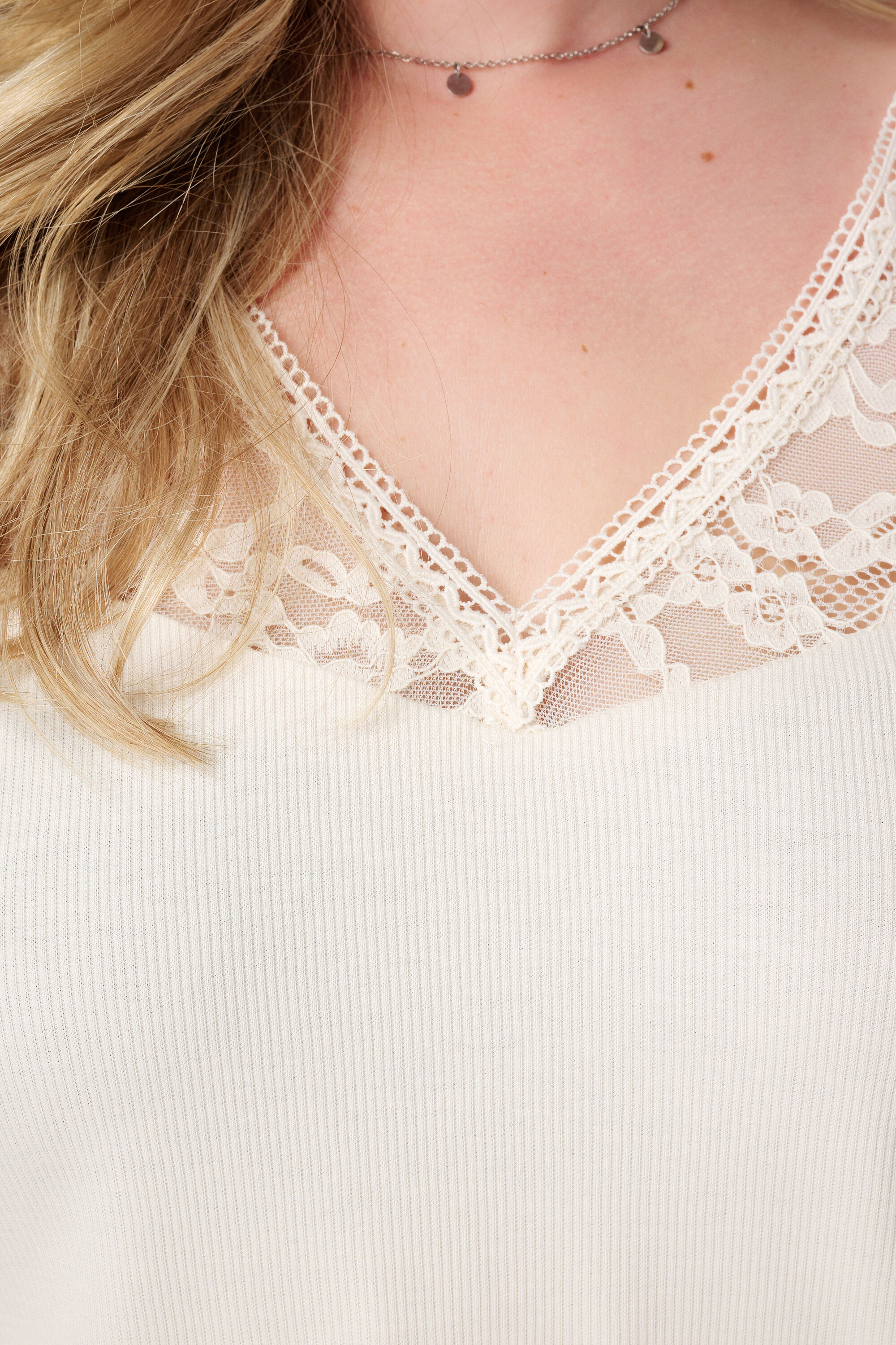 T-shirt c&ocirc;tel&eacute; avec dentelle image number 6