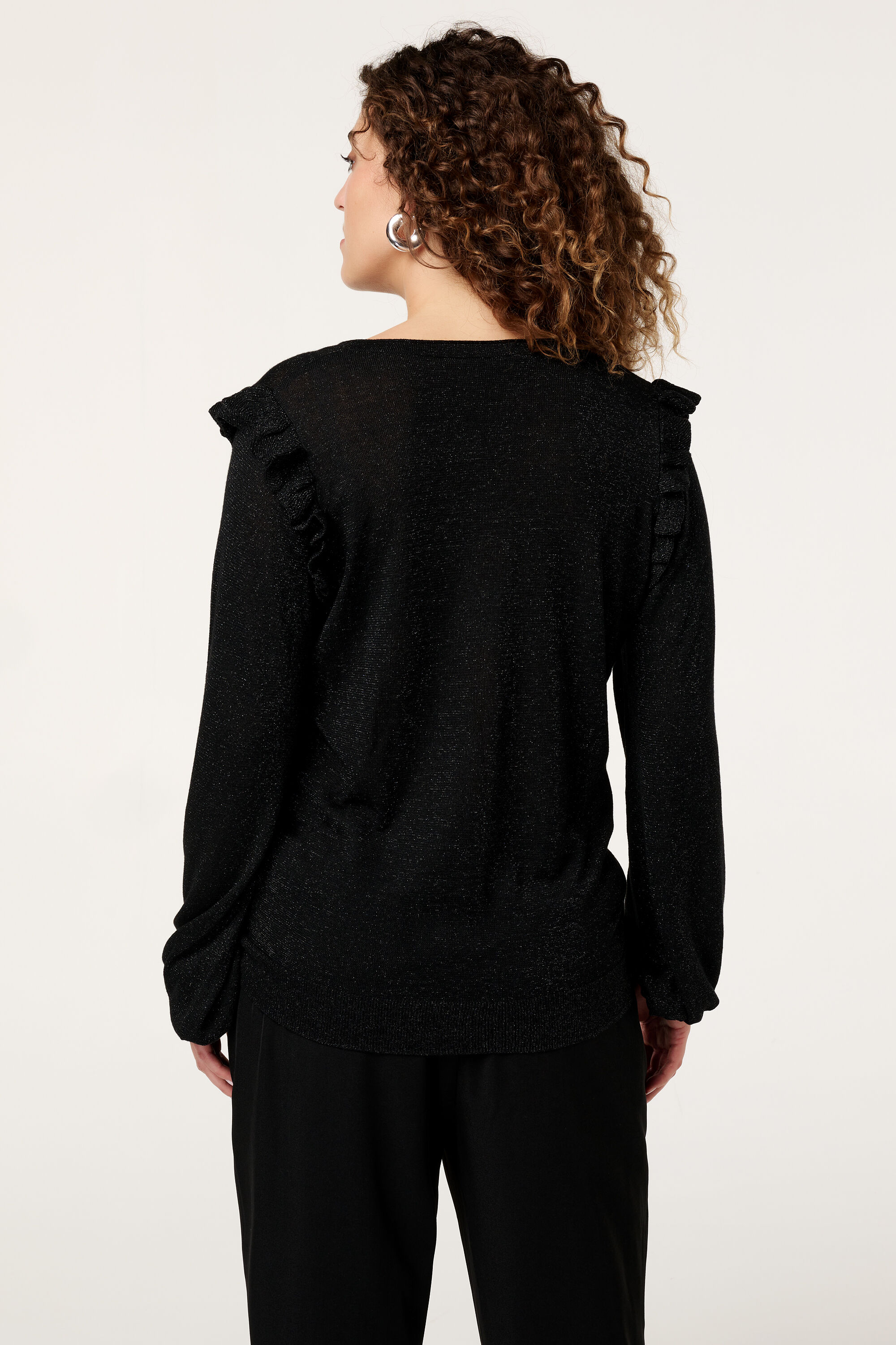 Pull &agrave; volants et &agrave; paillettes image number 3