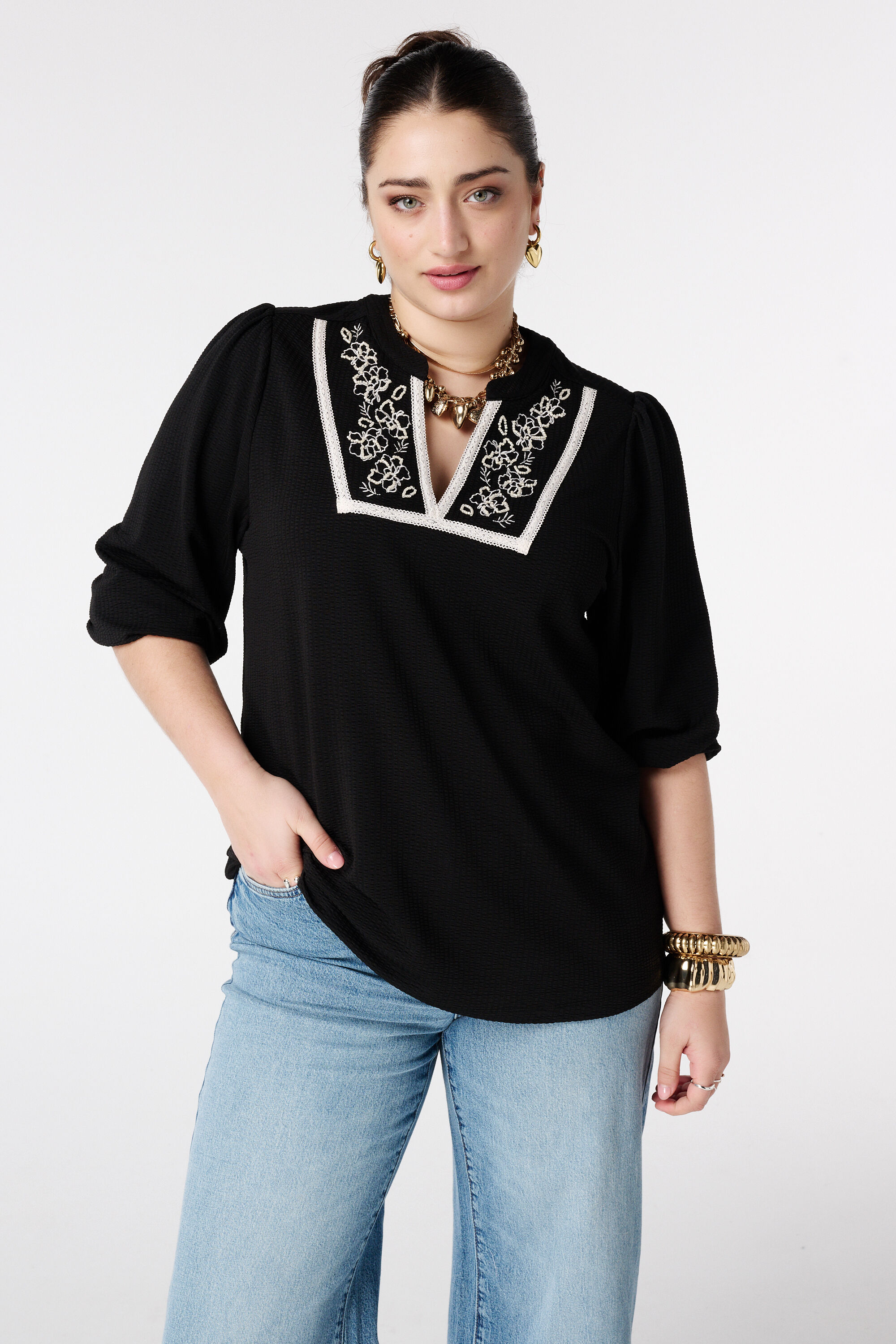 Haut &agrave; broderie et col en V
