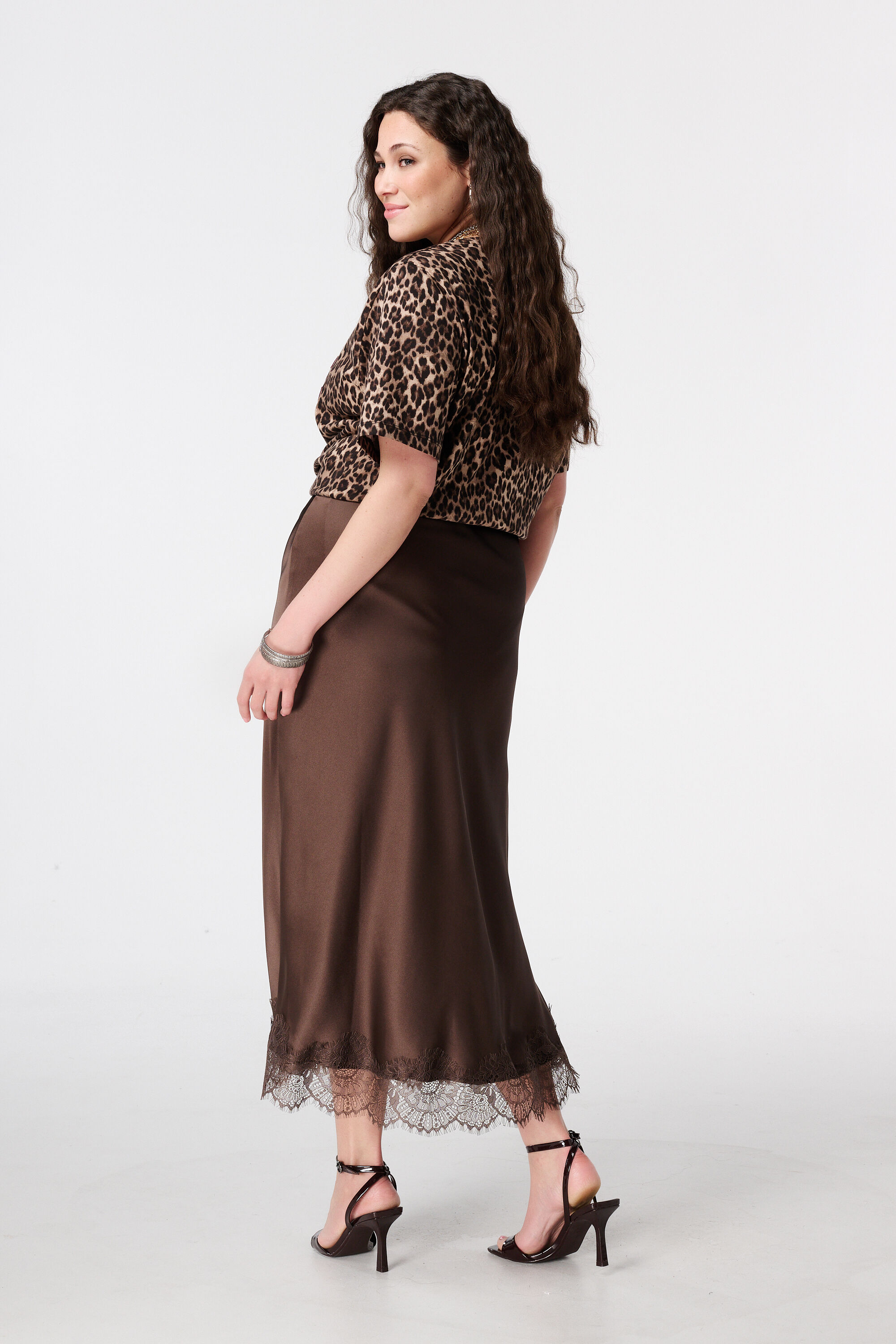 Jupe effet satin avec d&eacute;tail dentelle image number 3