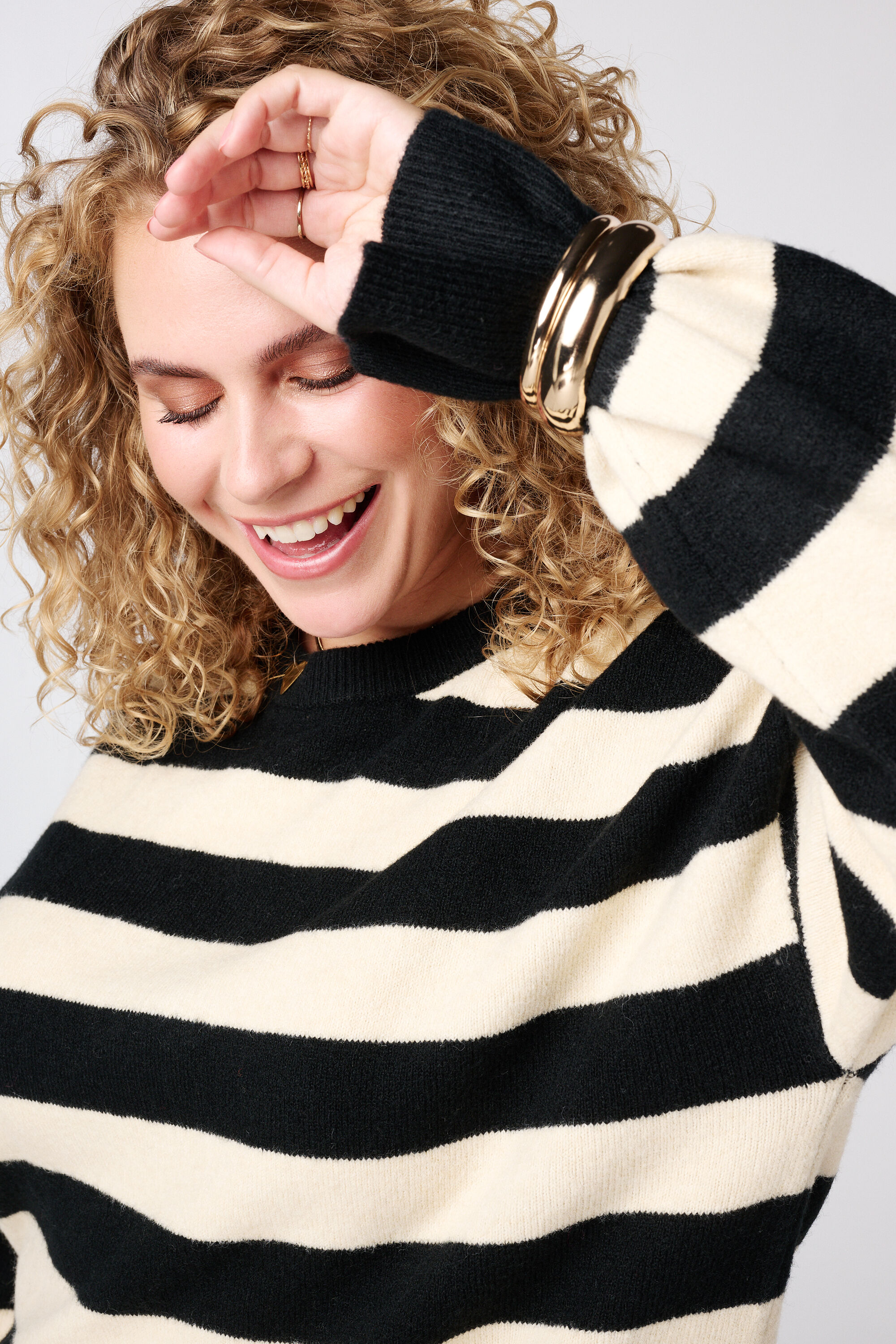 Pull tricot&eacute; &agrave; rayures et fente image number 4