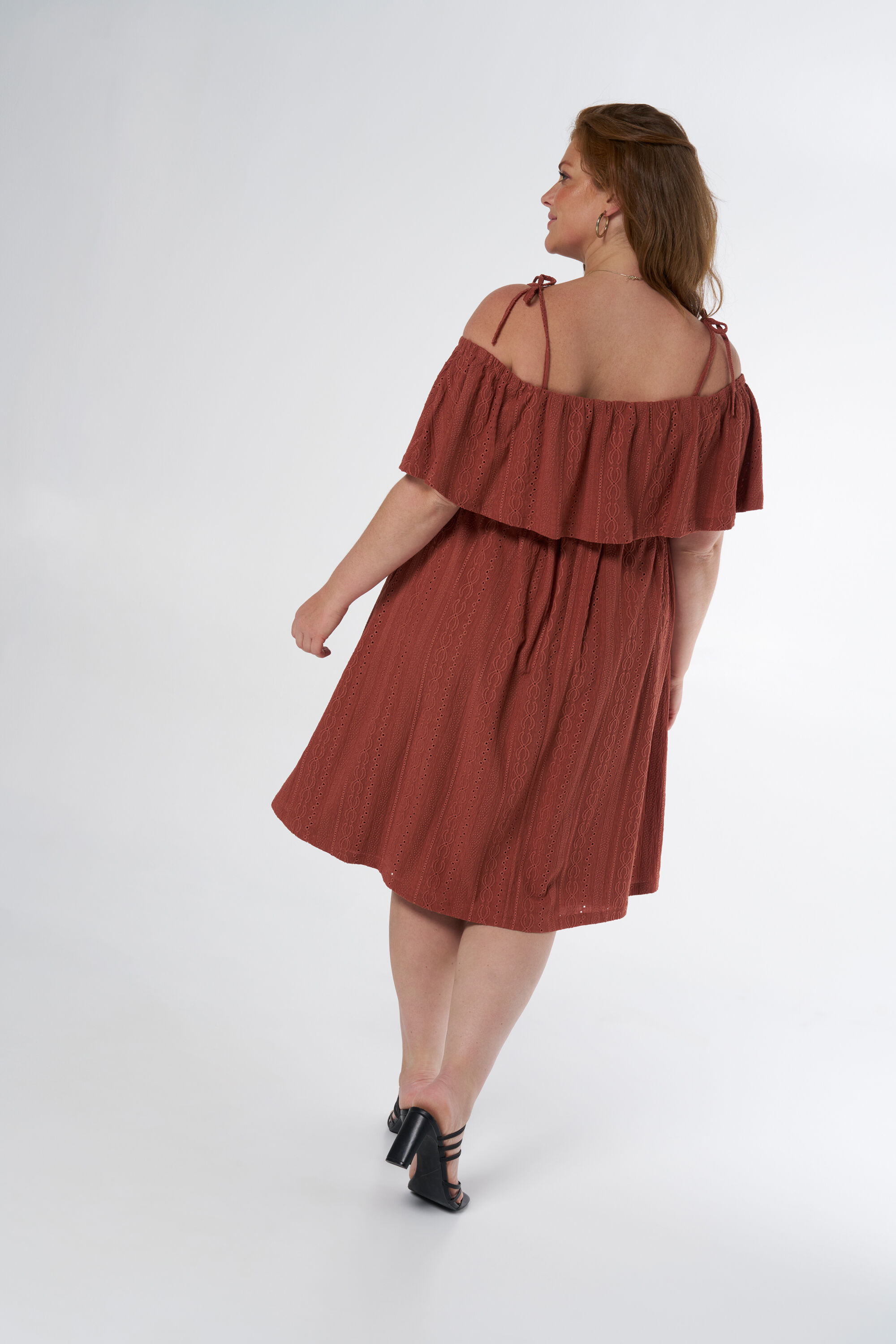 Robe &agrave; &eacute;paules ajour&eacute;es avec n&oelig;ud fantaisie image number 3