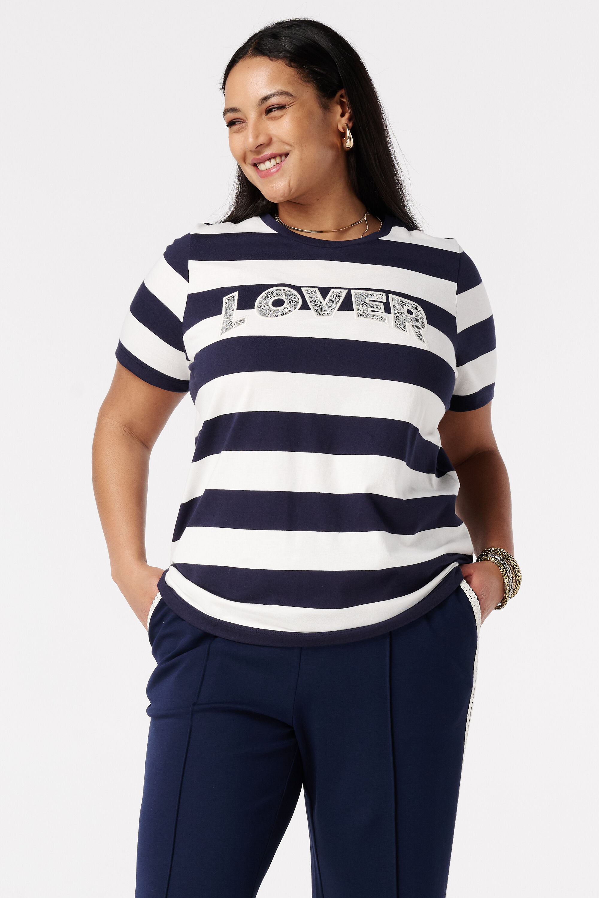 T-shirt ray&eacute; avec texte en dentelle