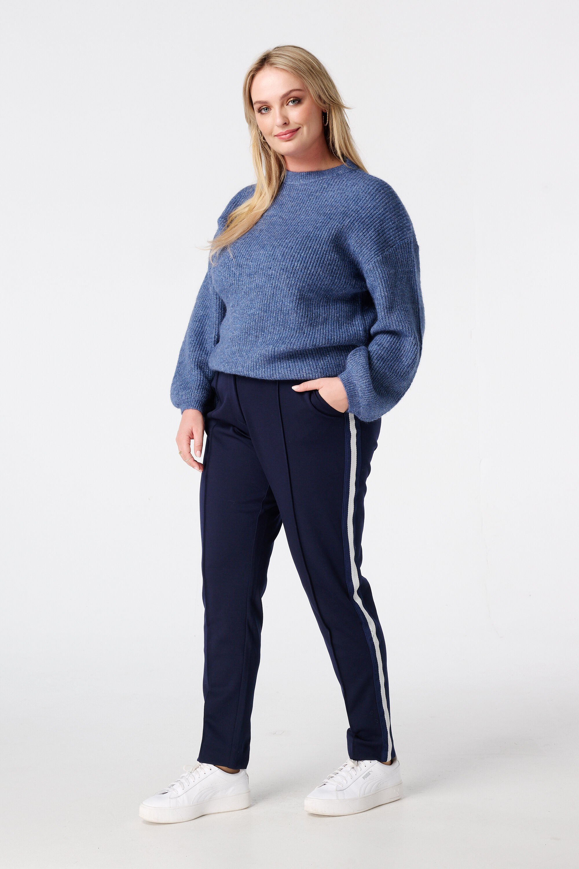 Pantalon fusel&eacute; avec passepoil sur le c&ocirc;t&eacute;