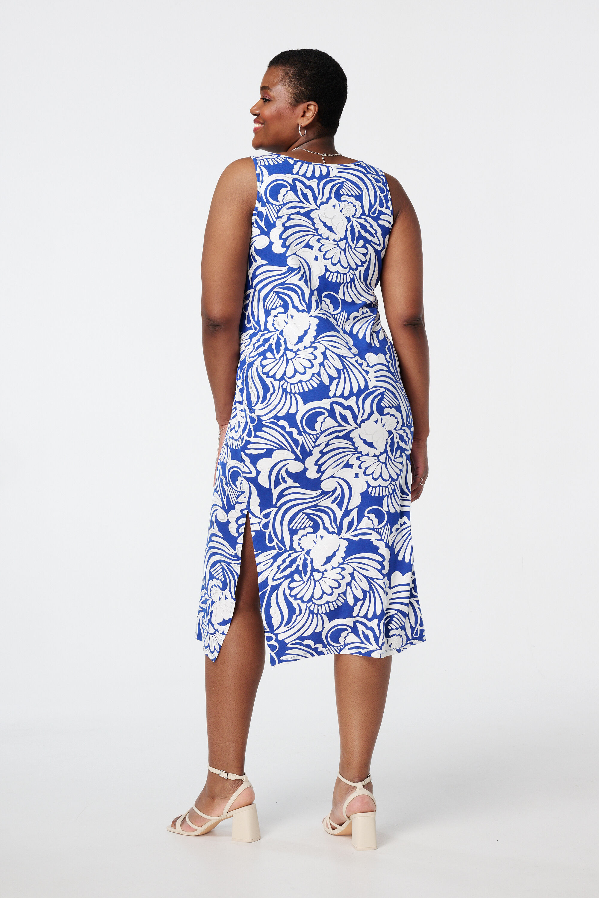 Robe longue avec d&eacute;tails m&eacute;talliques image number 3