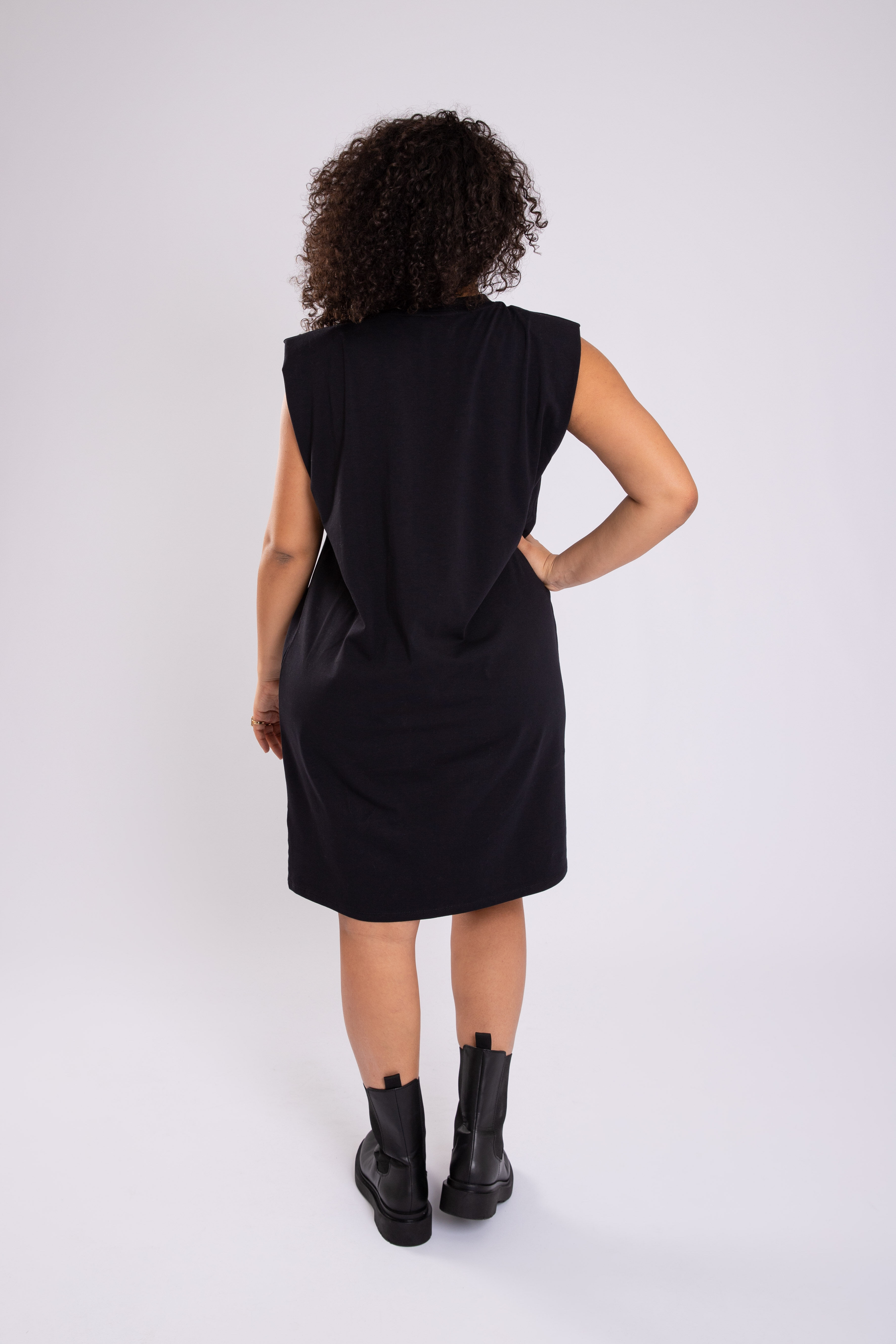 Robe d&eacute;cor&eacute;e au niveau des &eacute;paules image number 4