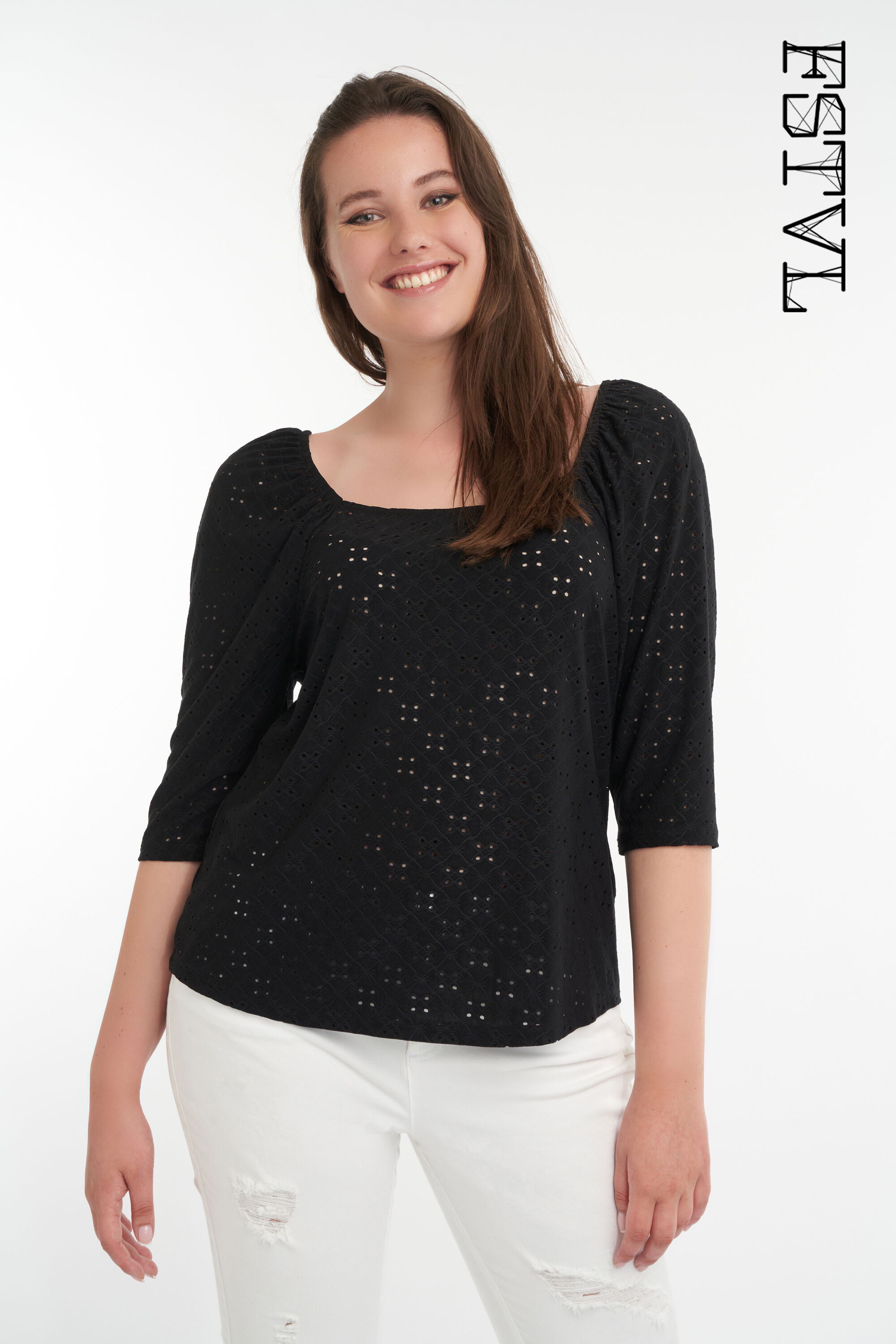 Haut brod&eacute; avec manches bouffantes