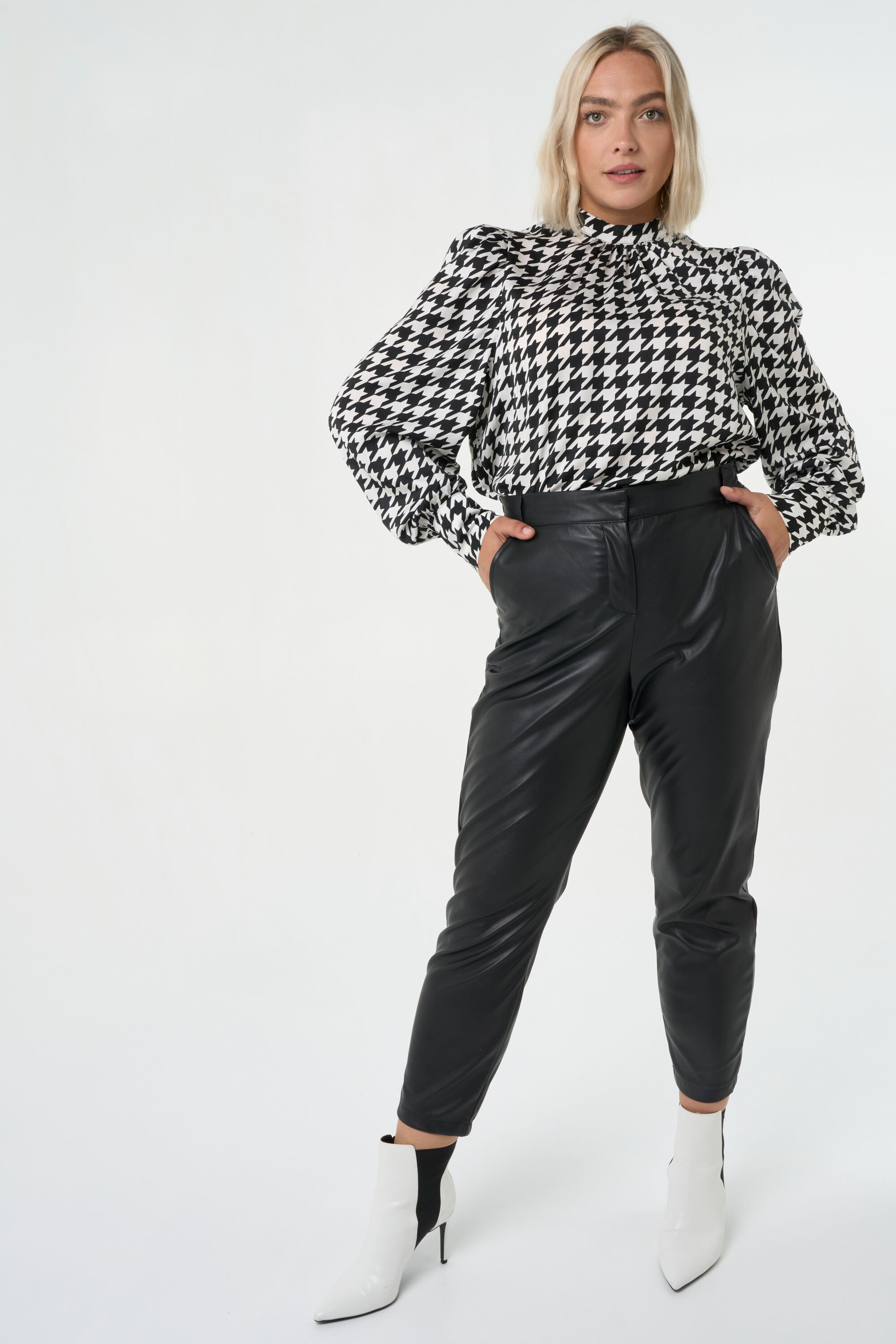 Pantalon en similicuir image number 7