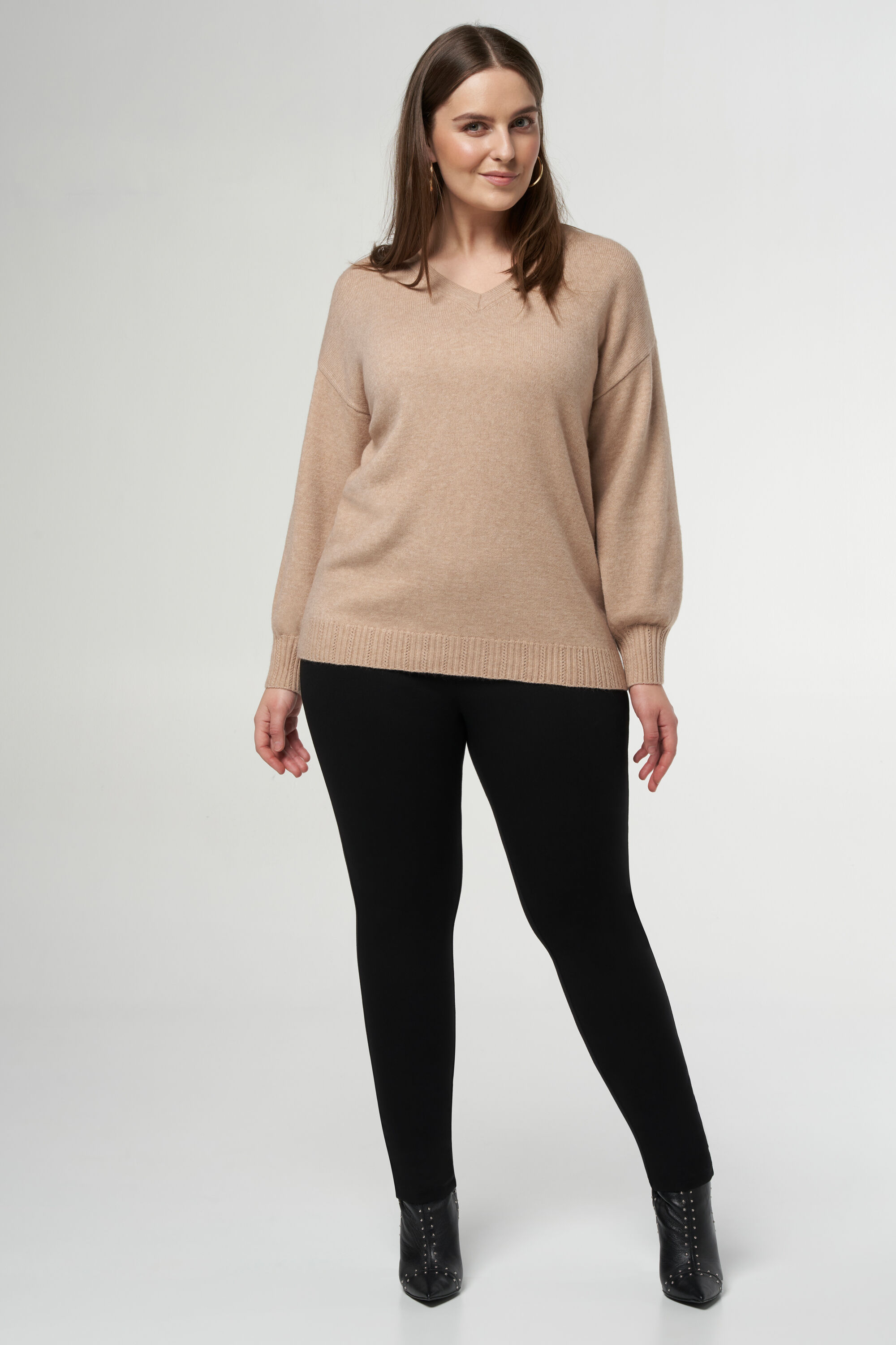 Pull &agrave; col en V en maille fine image number 5