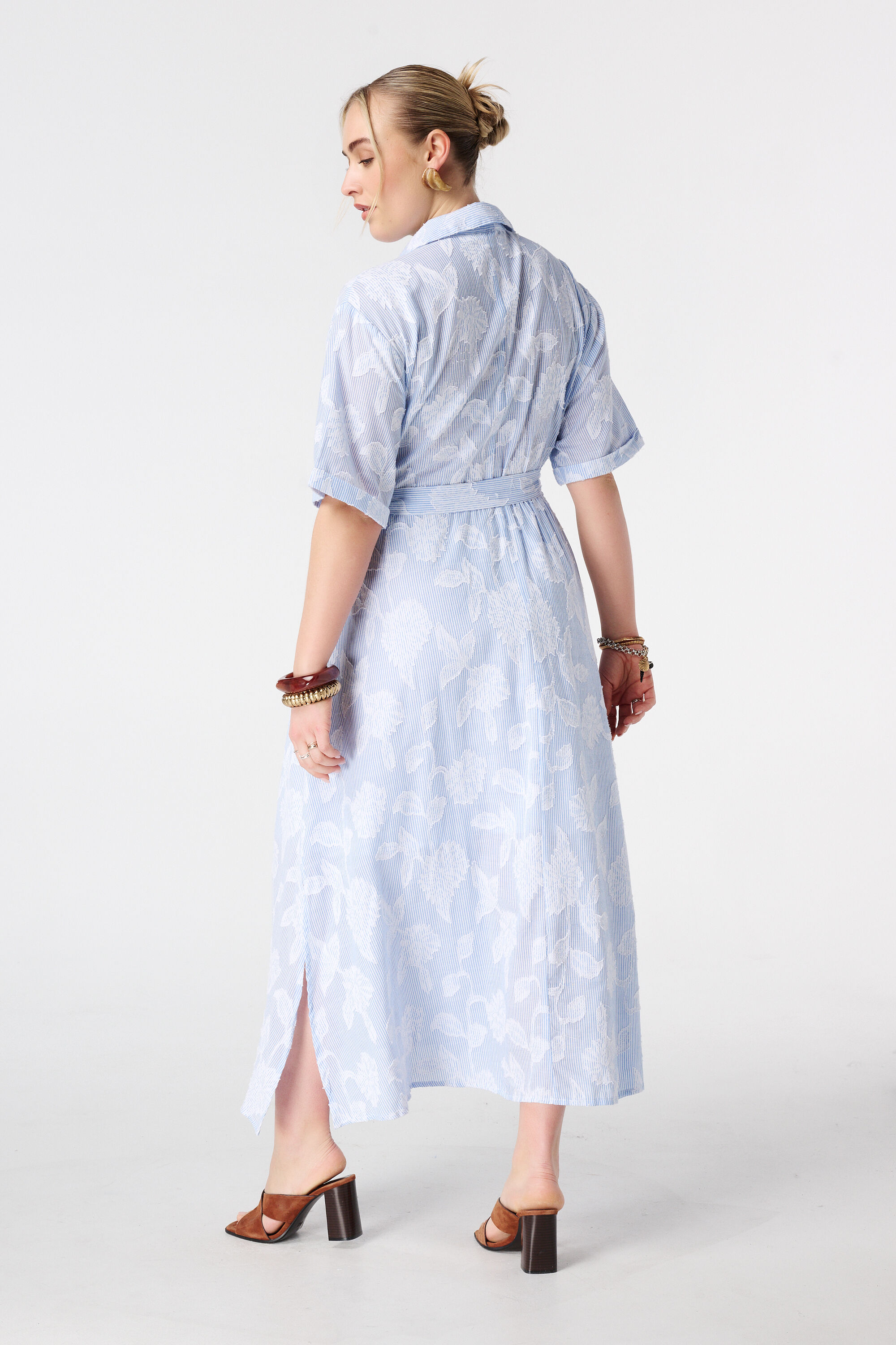 Robe ray&eacute;e &agrave; motif floral image number 3