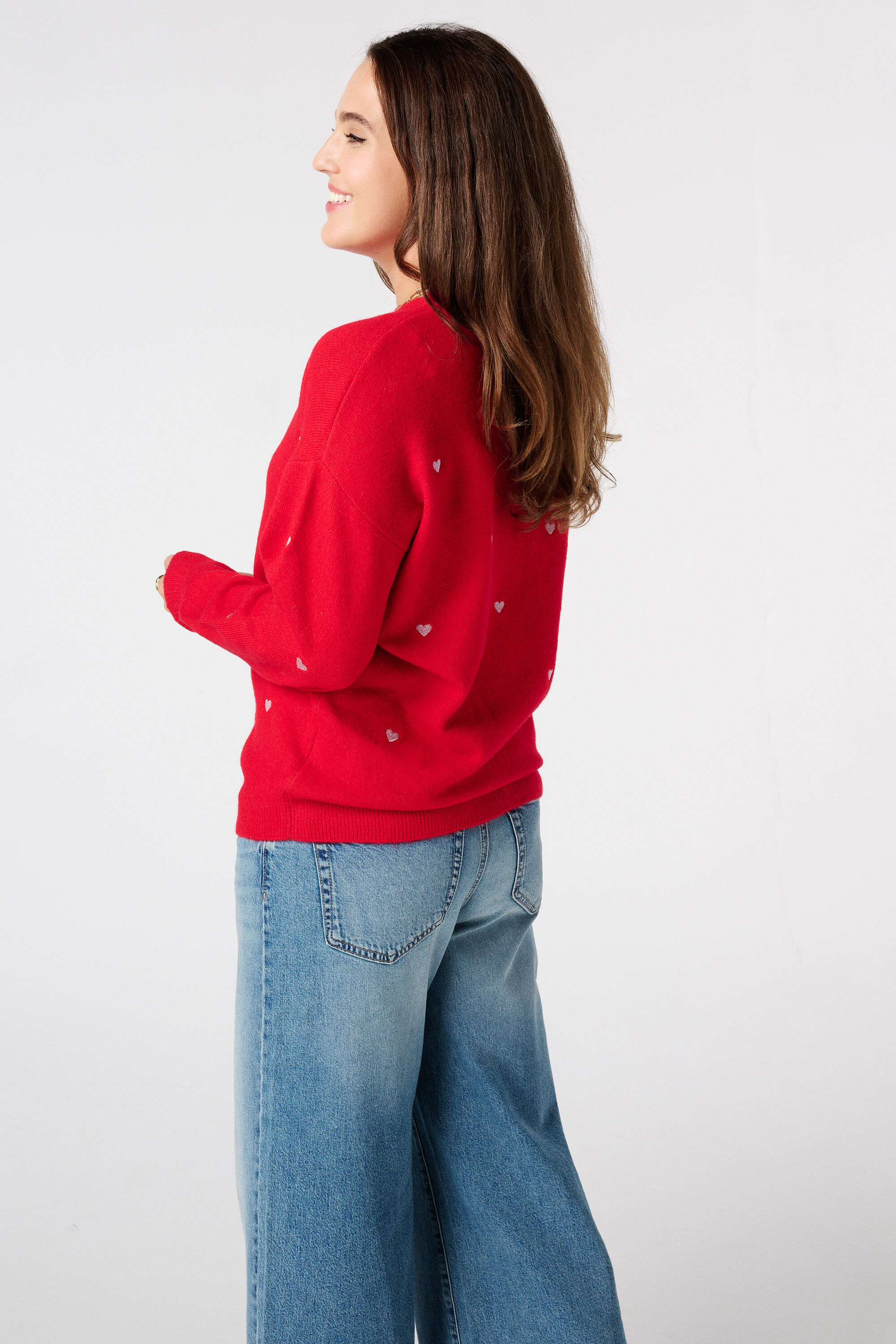 Pull finement tricot&eacute; avec des c&oelig;urs brod&eacute;s image number 3