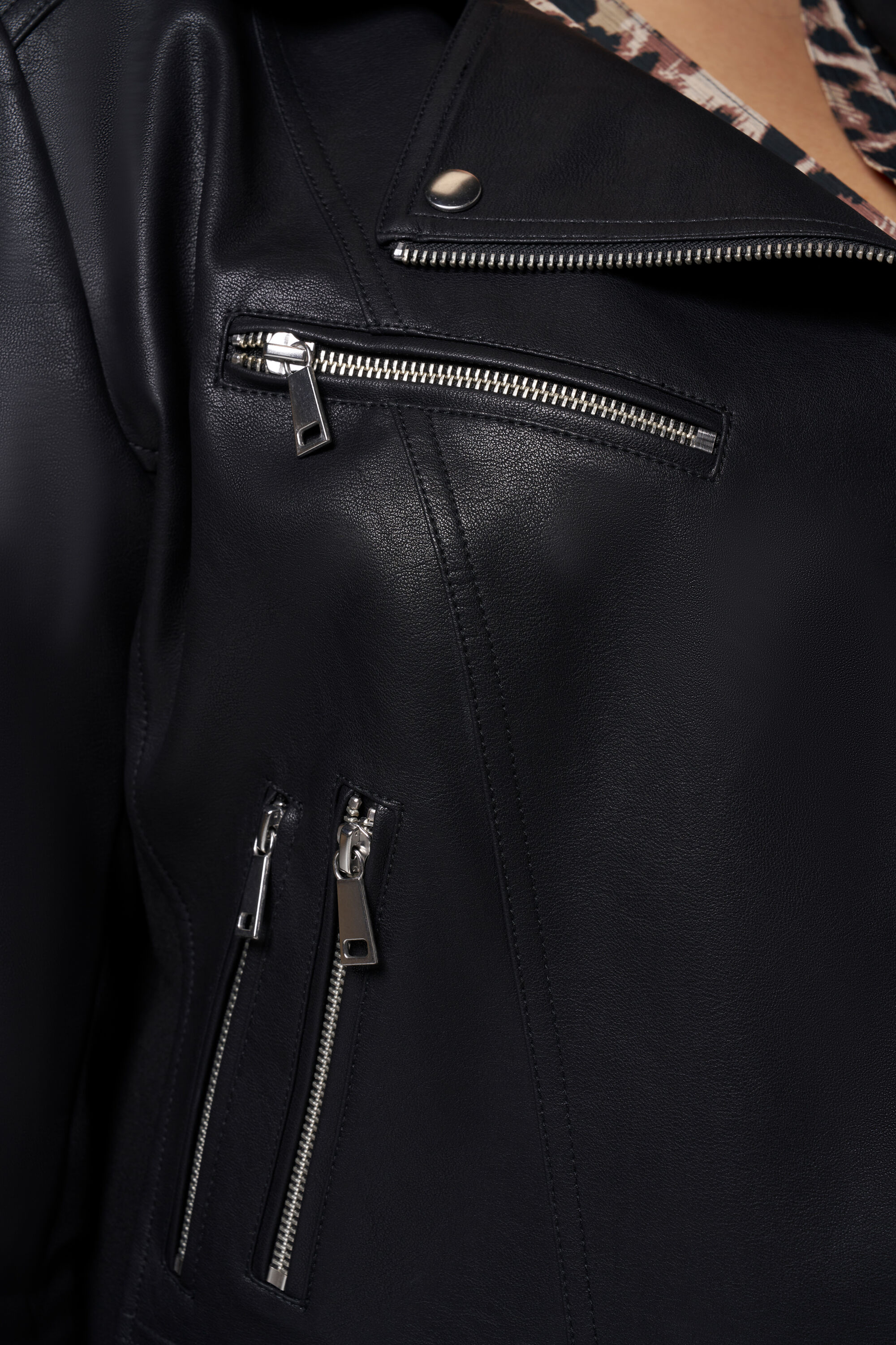 Veste en similicuir avec d&eacute;tails argent&eacute;s image number 4