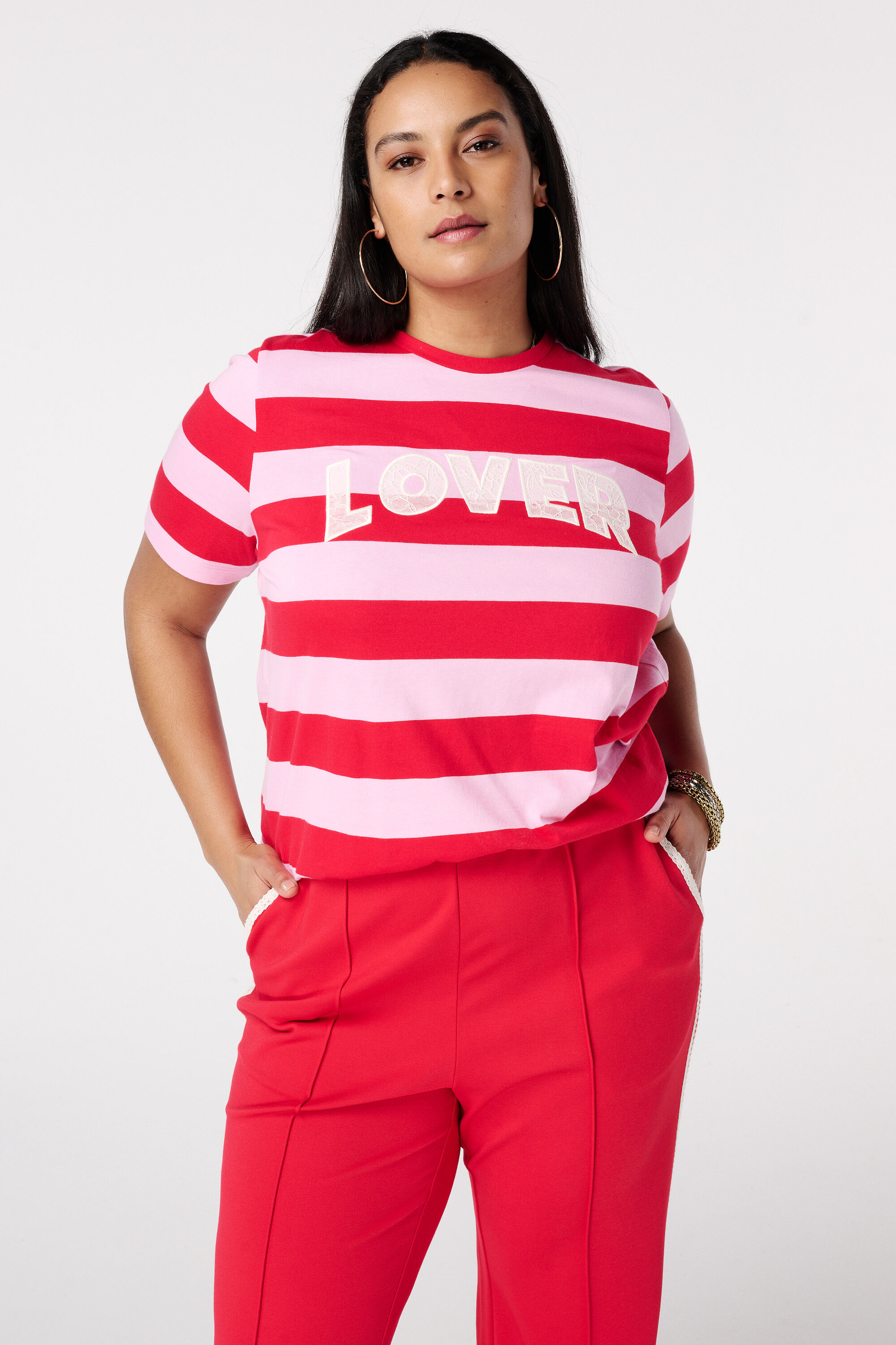 T-shirt ray&eacute; avec texte en dentelle