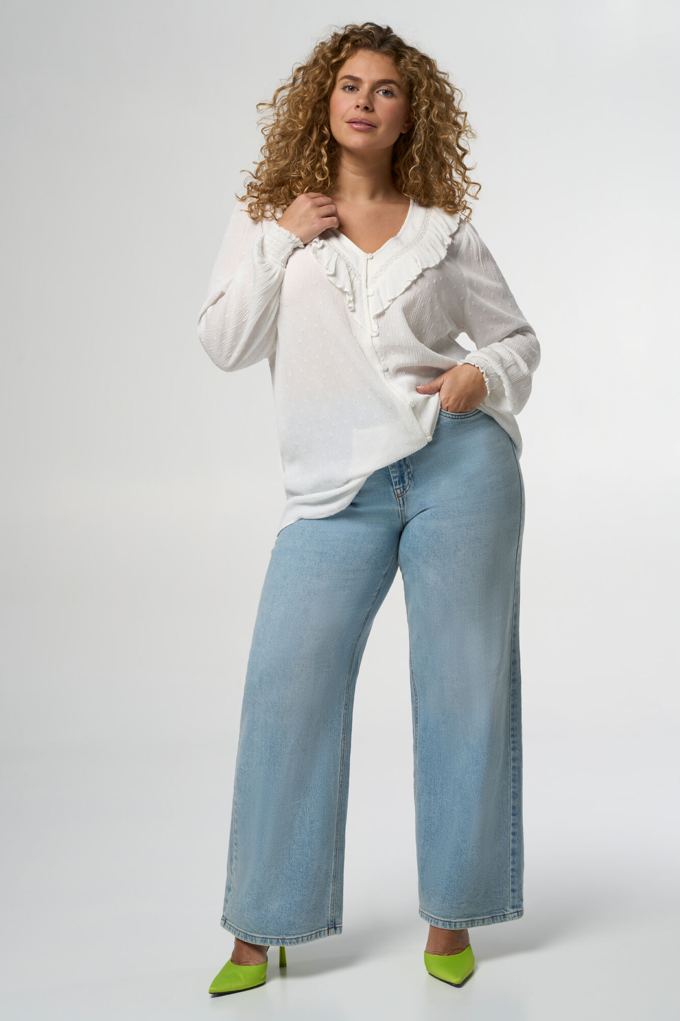 Blouse avec structure et d&eacute;tails image number 6