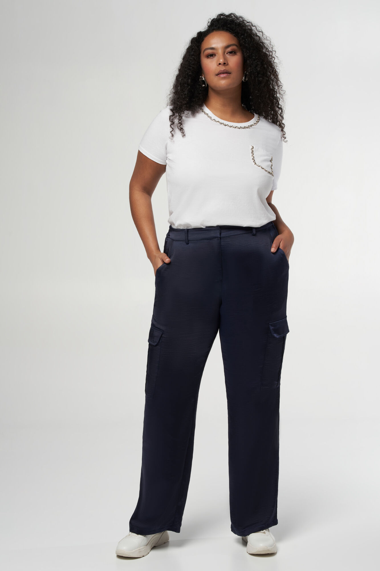 Pantalon aspect satin&eacute; avec poches cargo image number 6