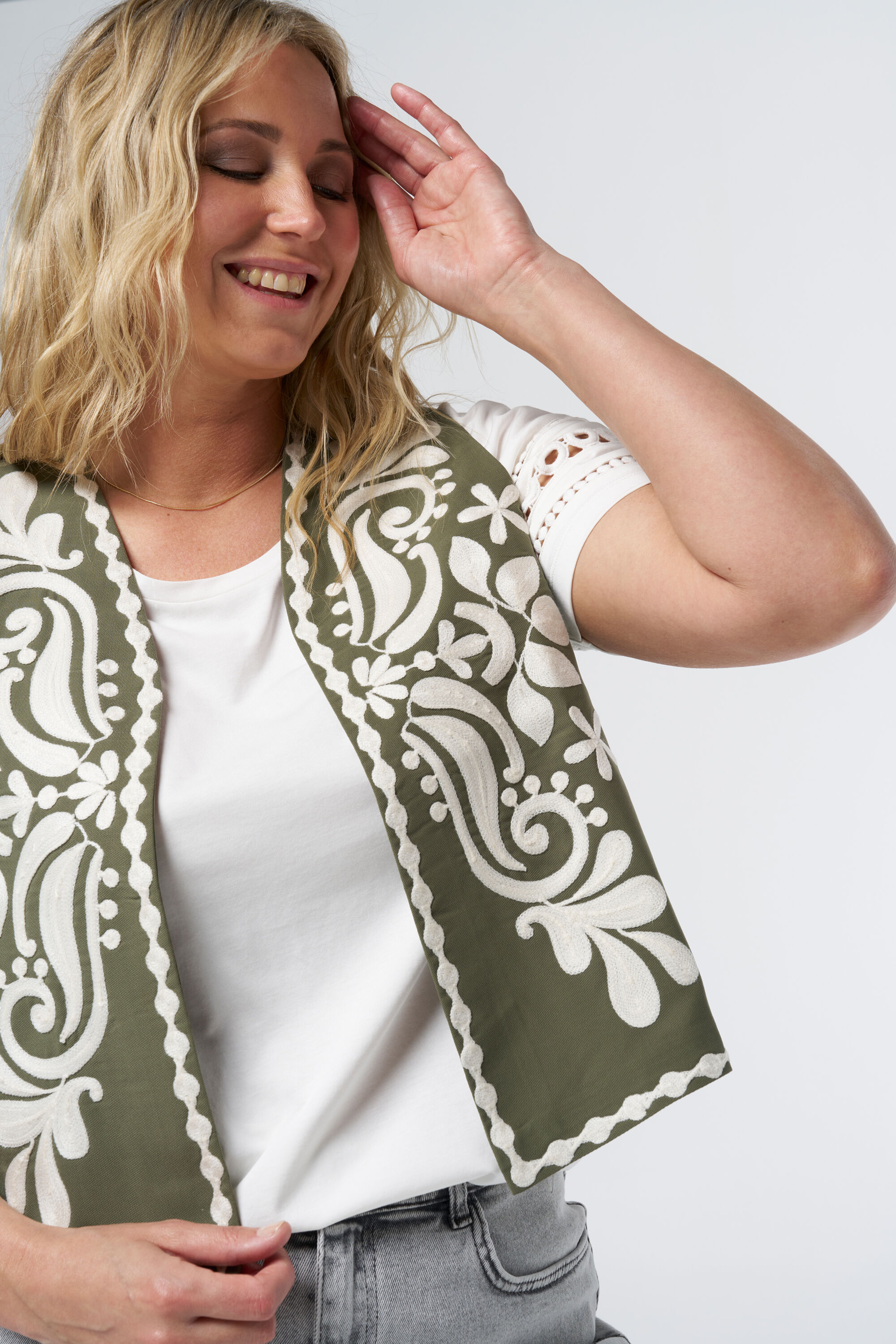 Gilet brod&eacute; image number 6