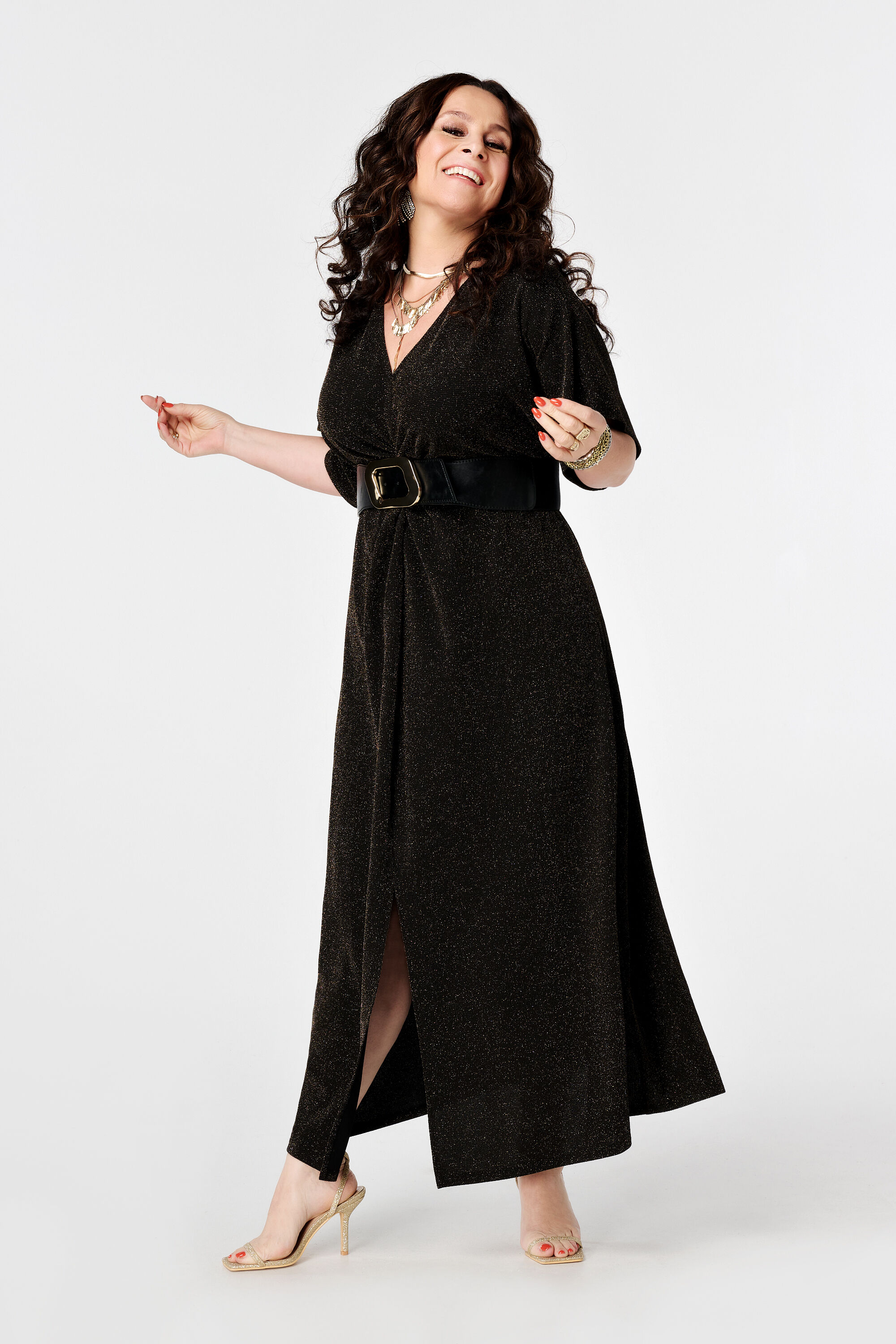 Robe &agrave; paillettes avec manches papillon et d&eacute;tails boutonn&eacute;s