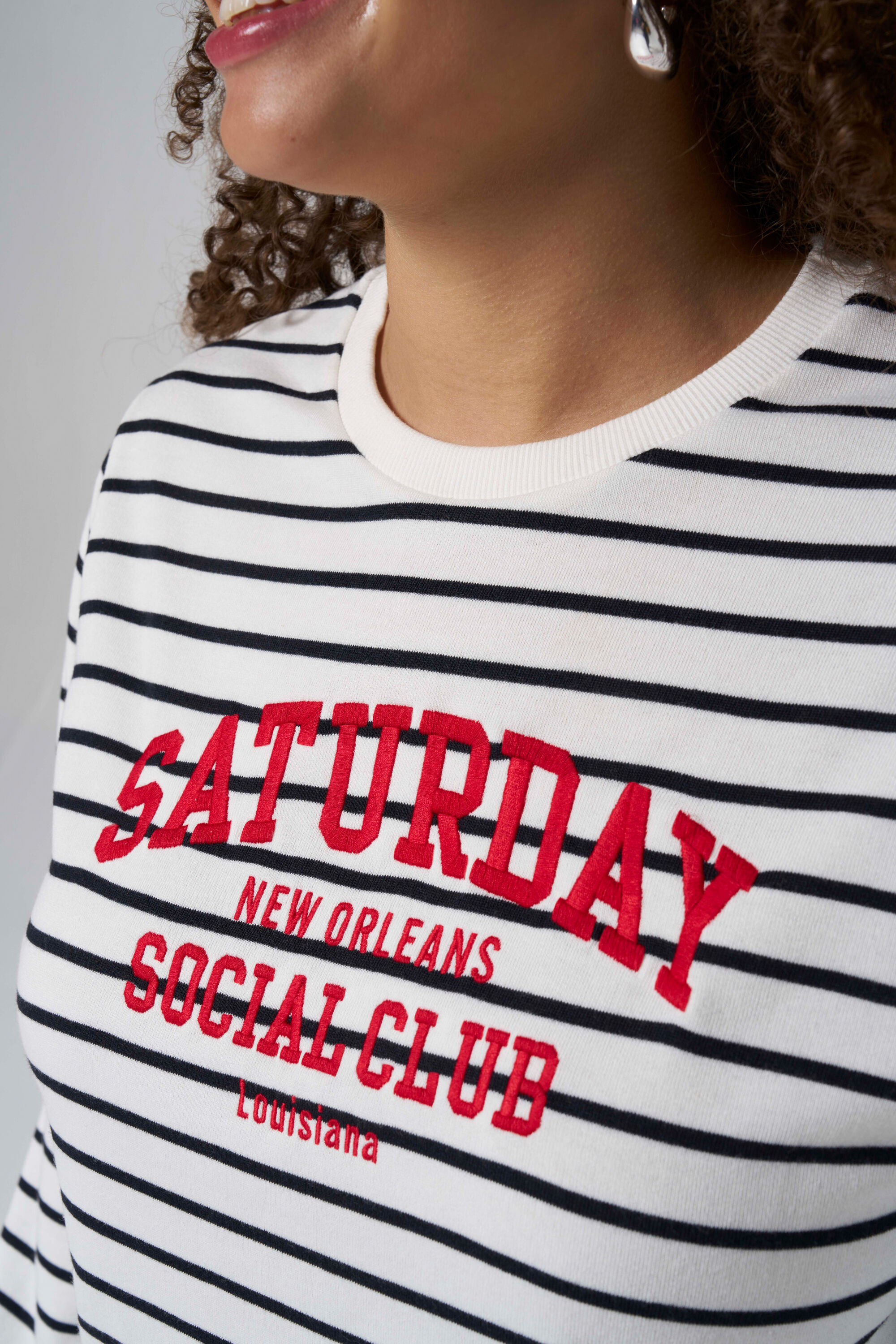 Pull ray&eacute; avec inscription  image number 4