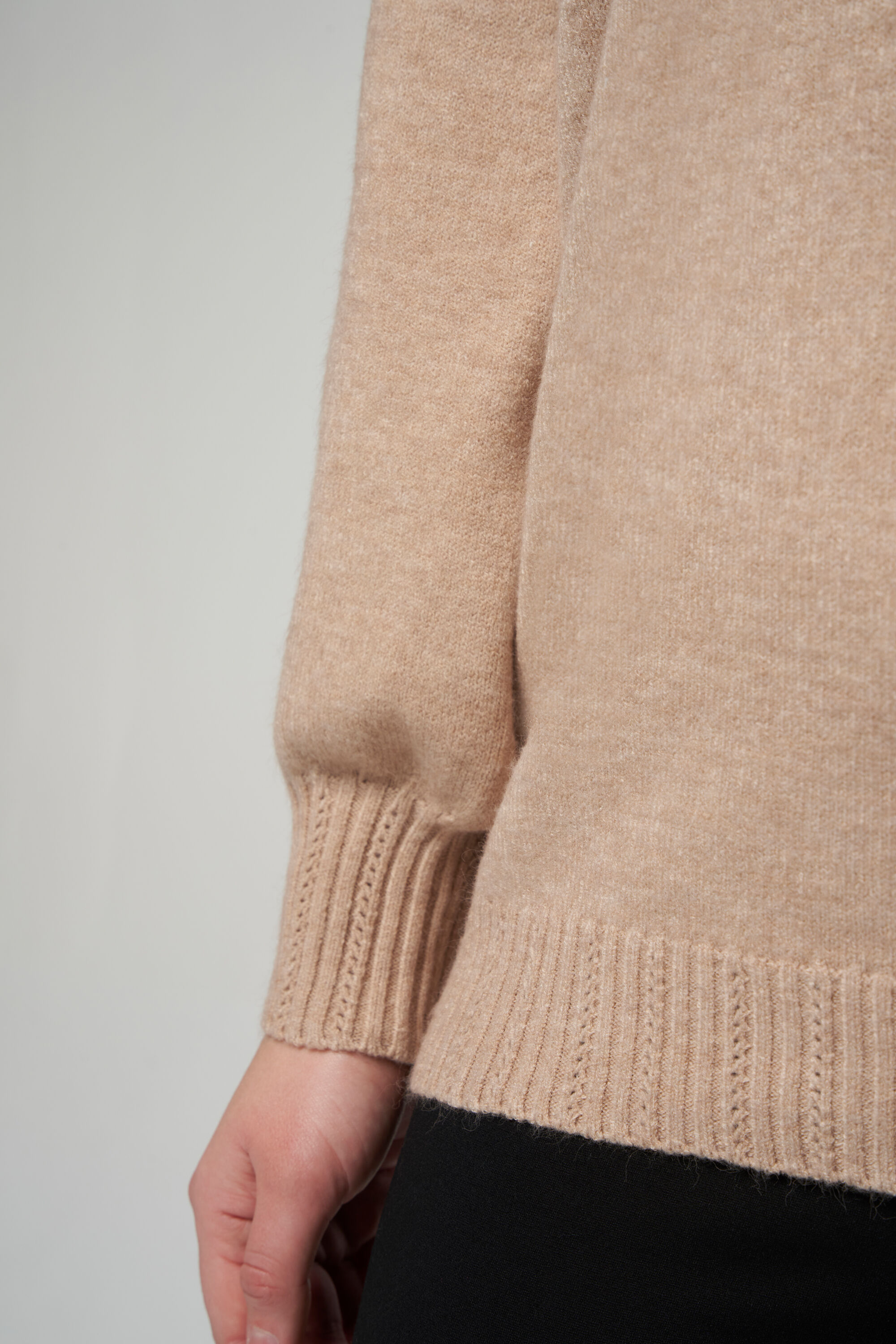 Pull &agrave; col en V en maille fine image number 4