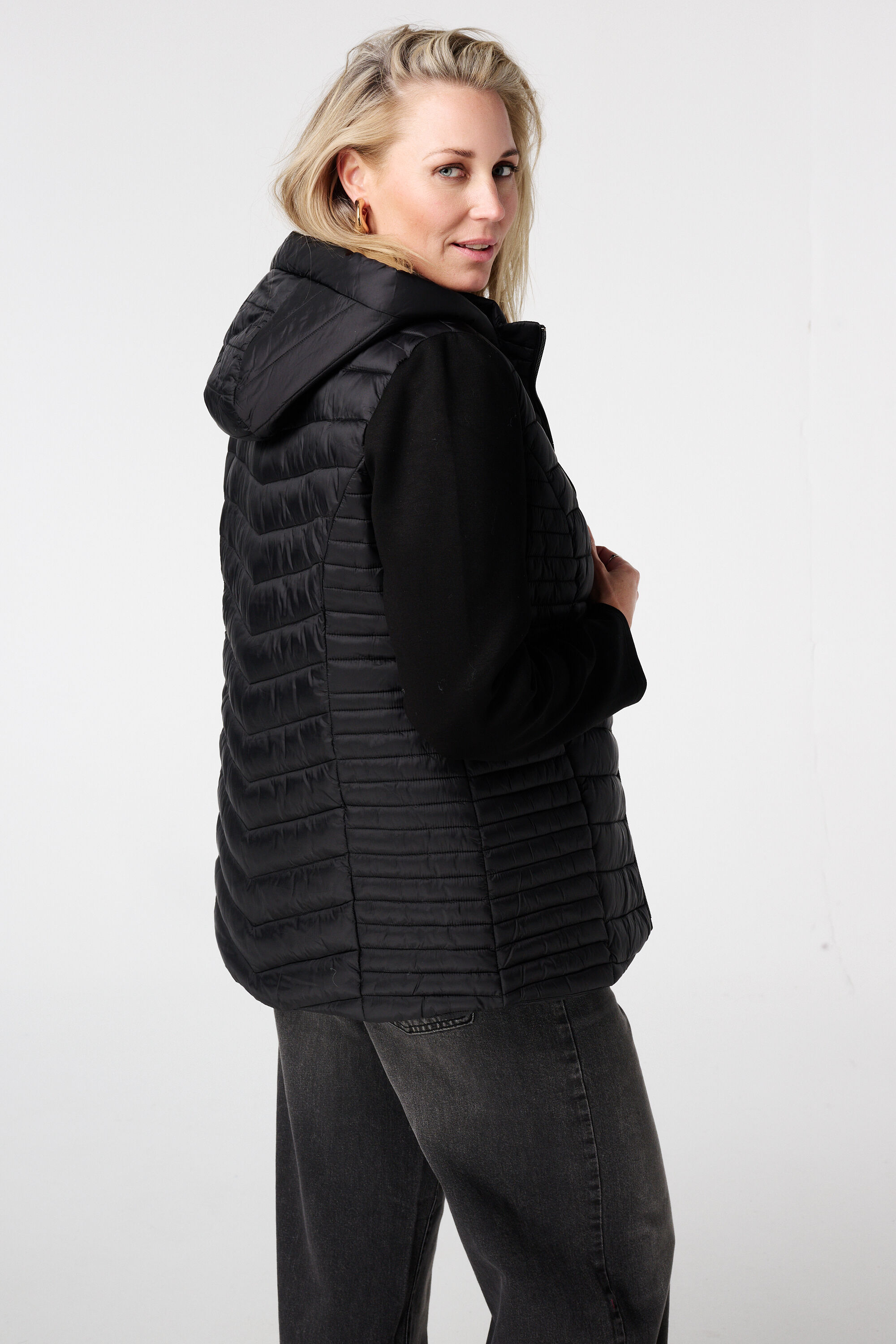 Veste matelass&eacute;e avec manches en tissu image number 3