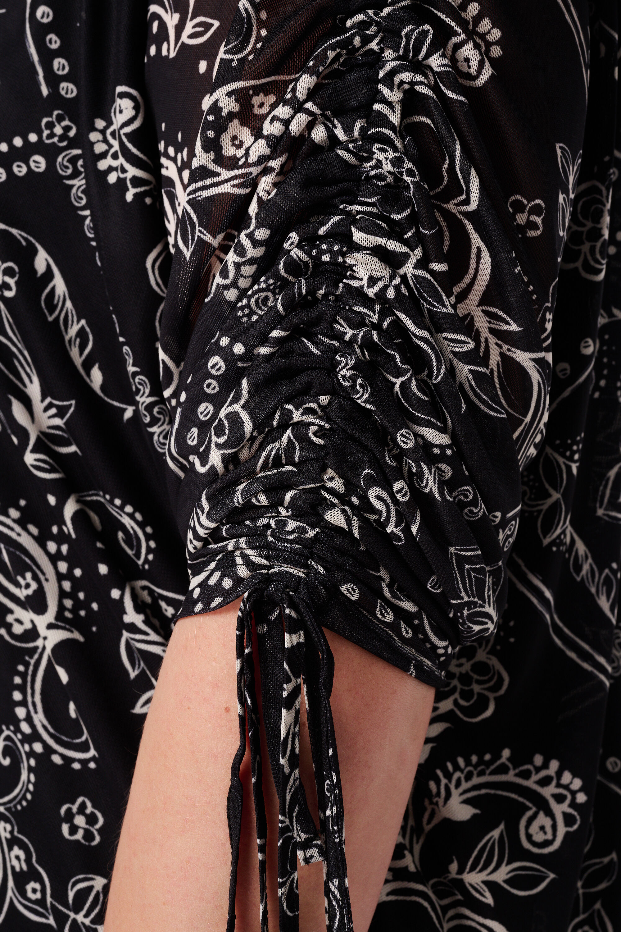 Blouse imprim&eacute;e &agrave; manches coulissantes image number 6