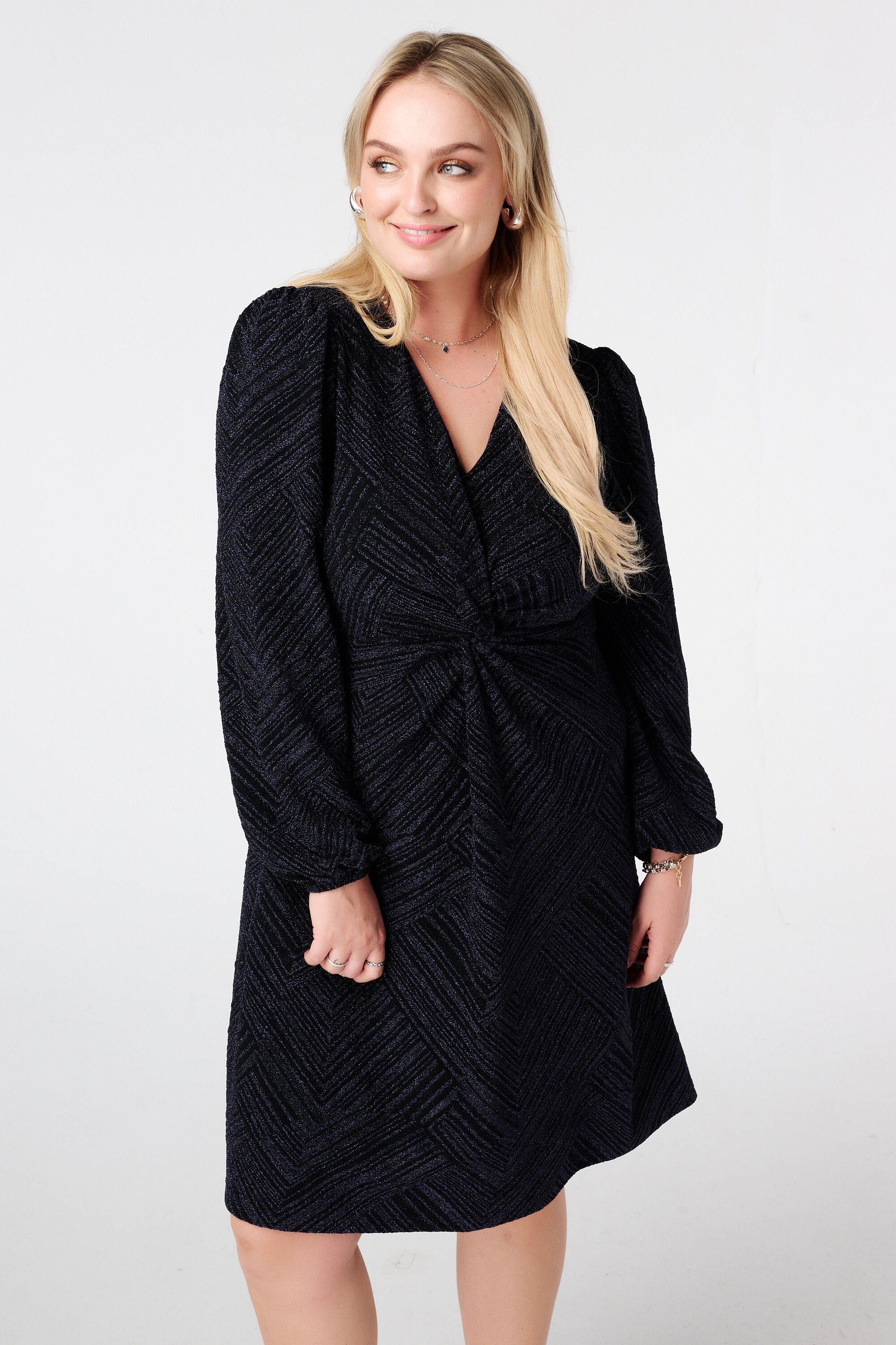 Robe en lurex avec d&eacute;tail bouton