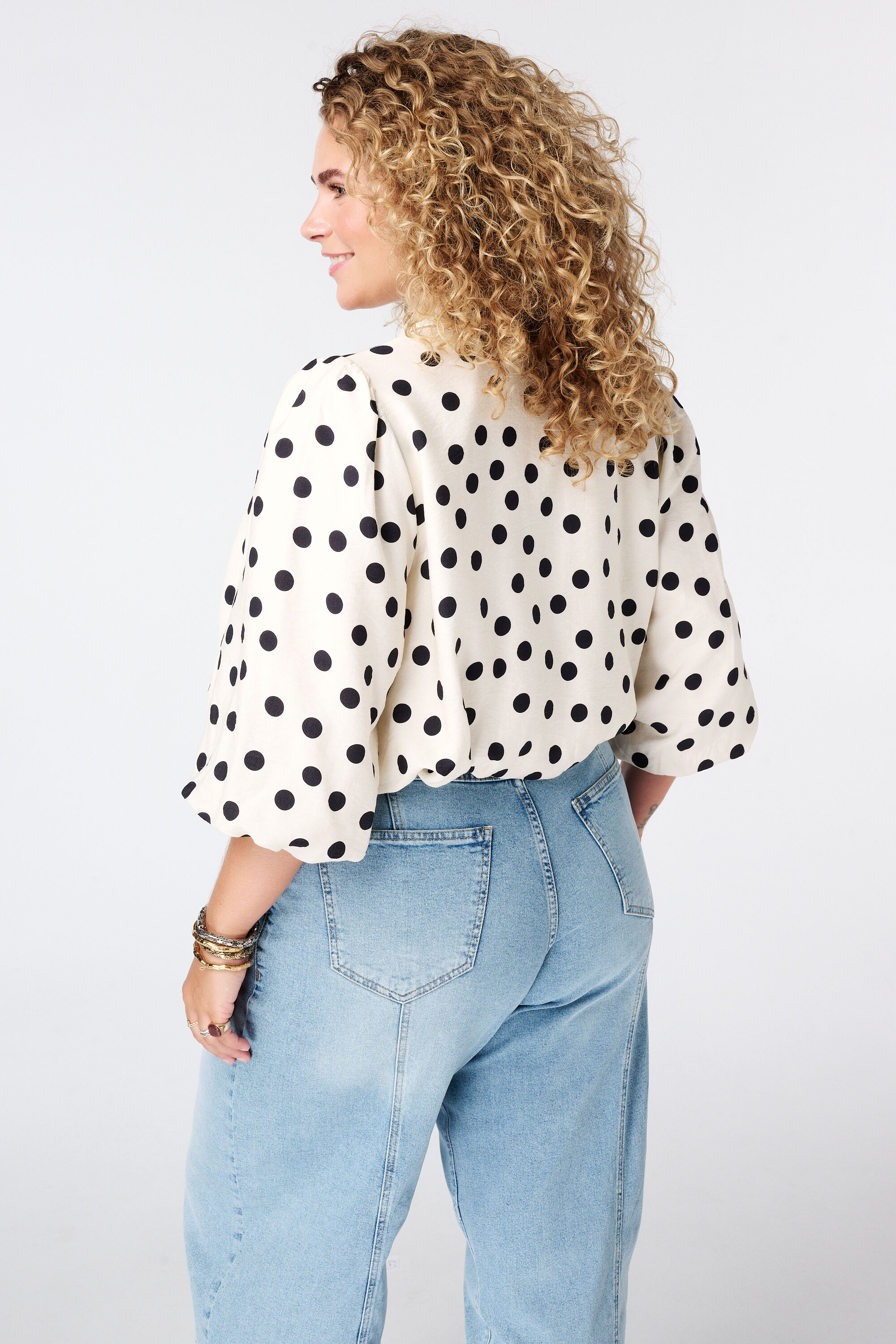 Veste &agrave; pois avec manches bouffantes courtes image number 3