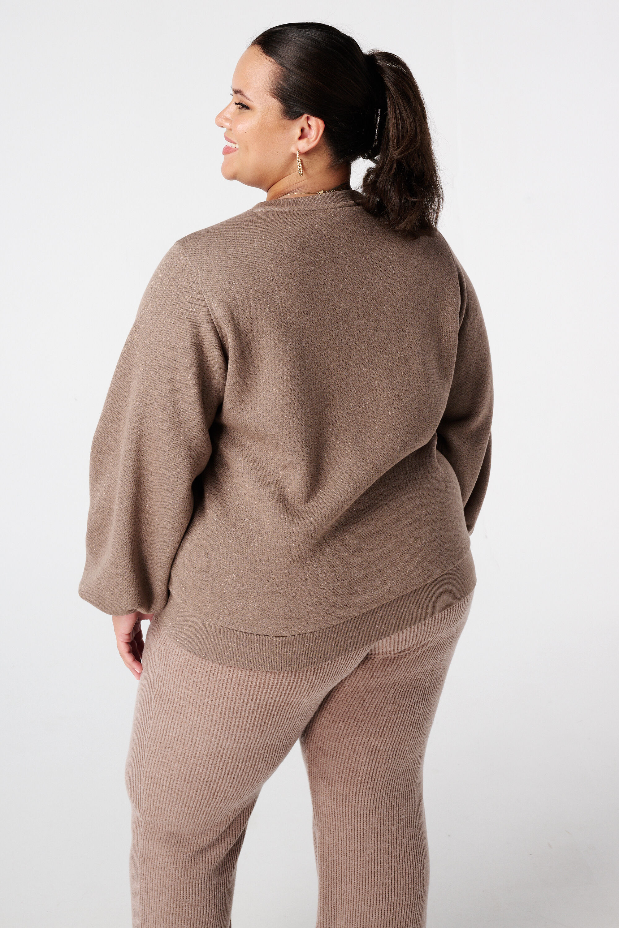 Sweat-shirt avec texte en lurex et paillettes image number 3