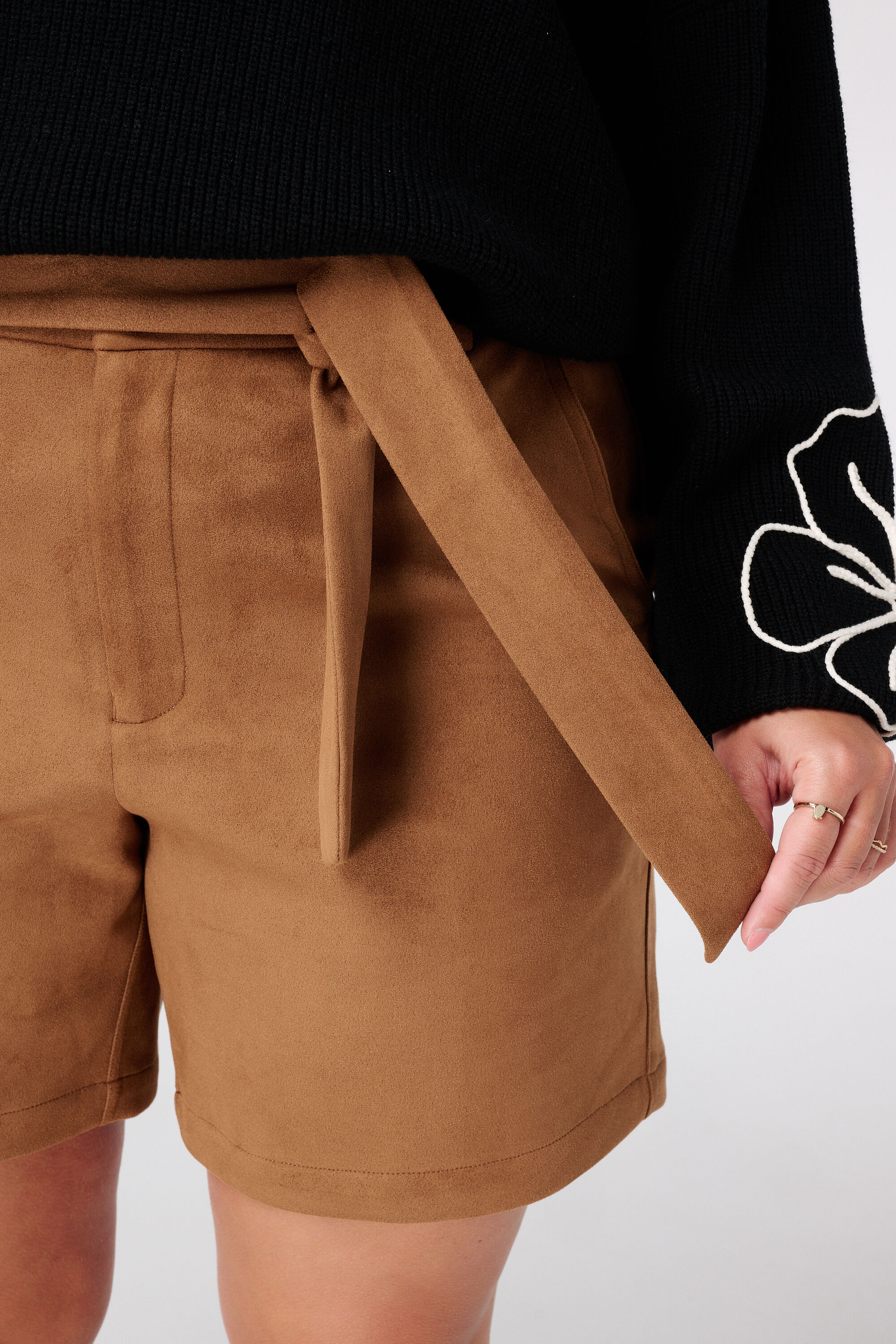 Short en daim avec ceinture image number 4