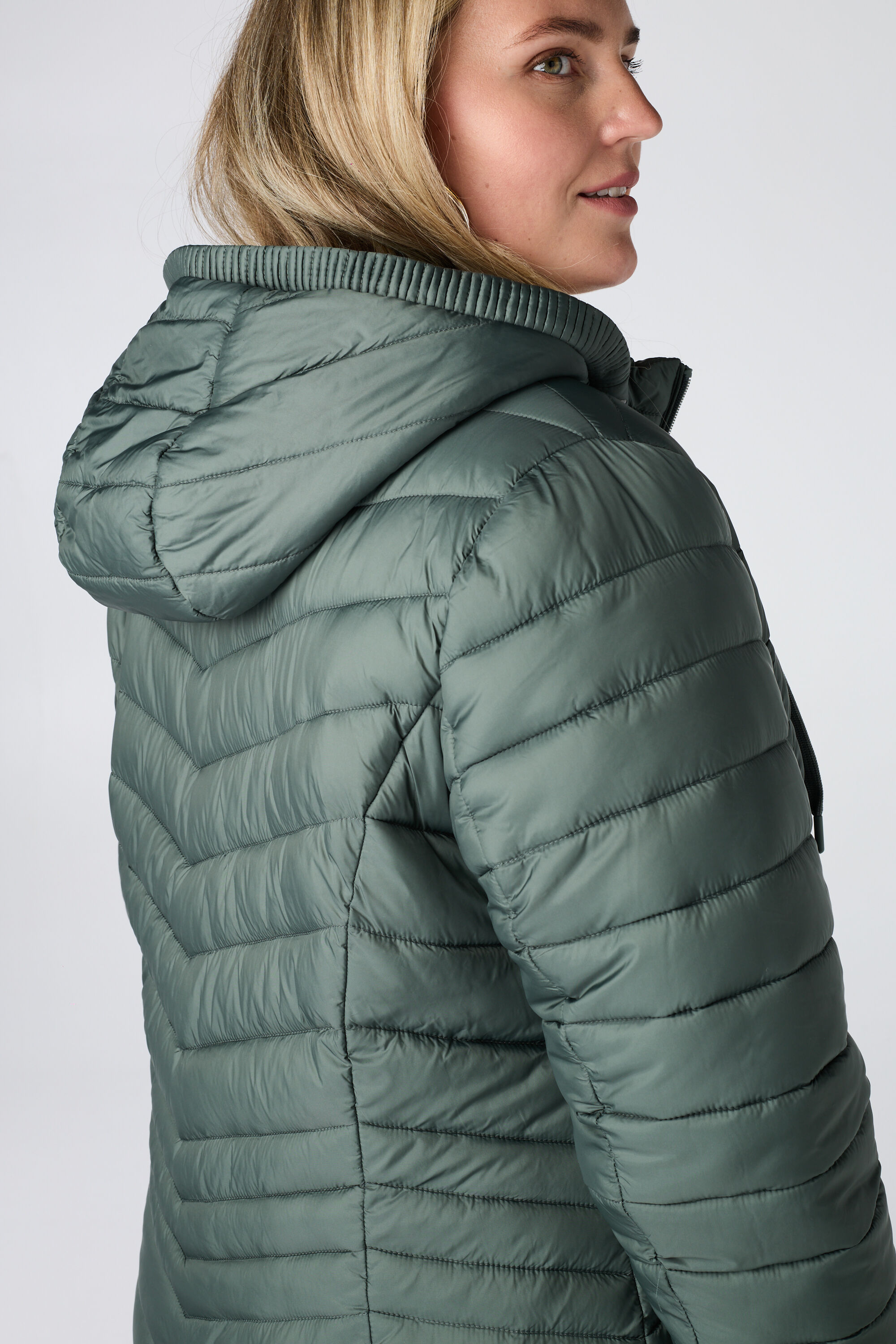 Veste l&eacute;g&egrave;rement matelass&eacute;e image number 4