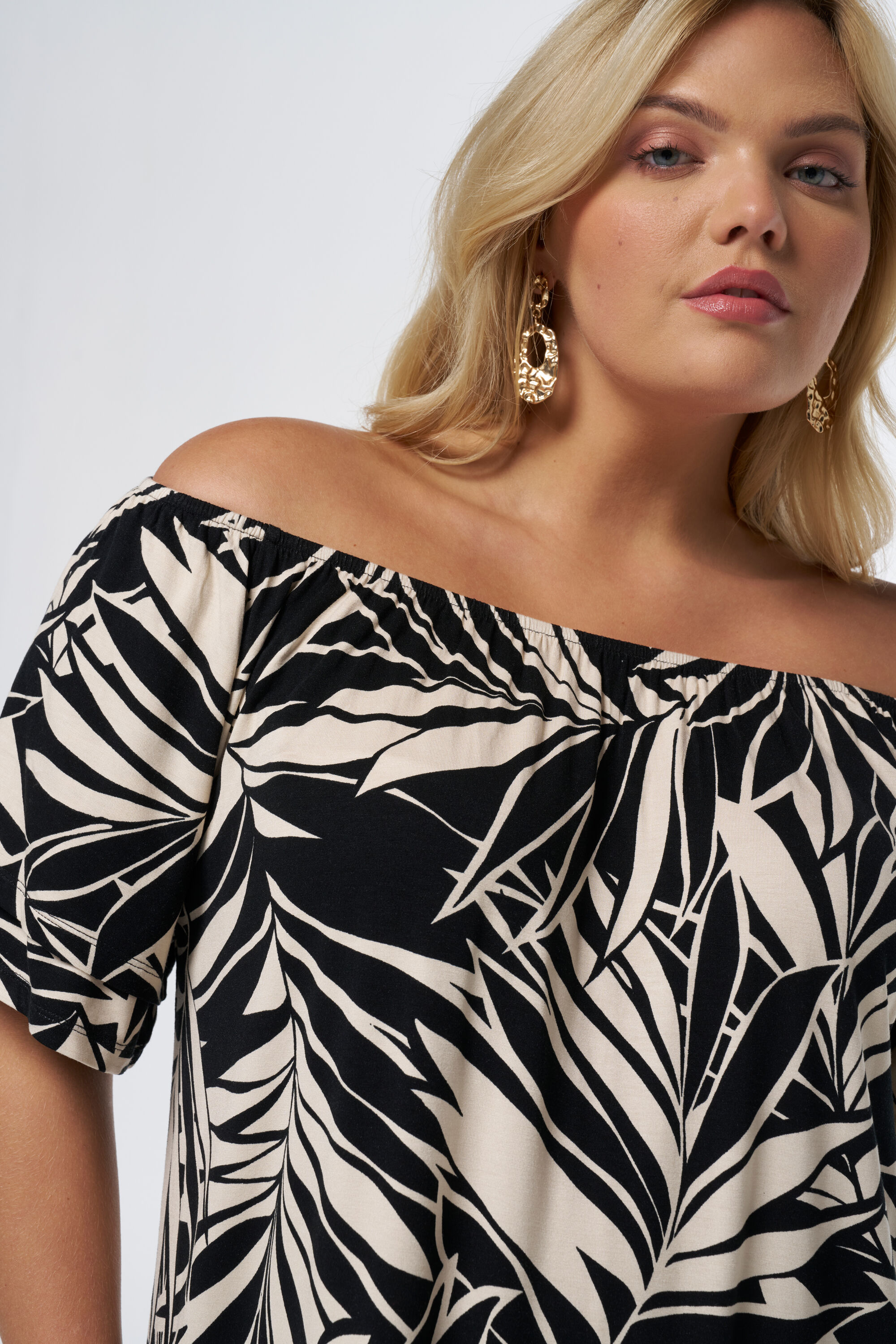 Robe &agrave; &eacute;paules ajour&eacute;es image number 4