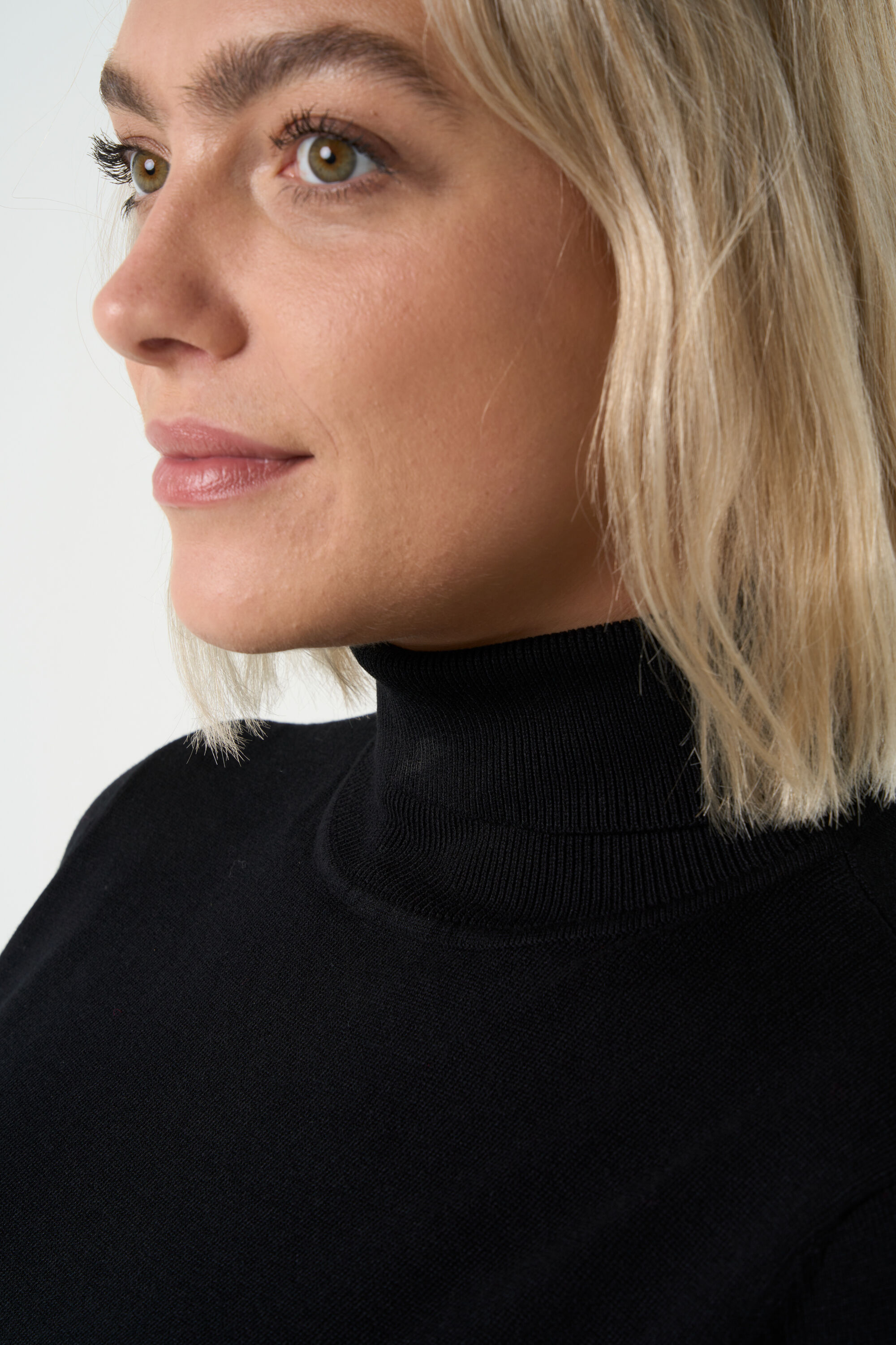 Col roul&eacute; en maille fine image number 4