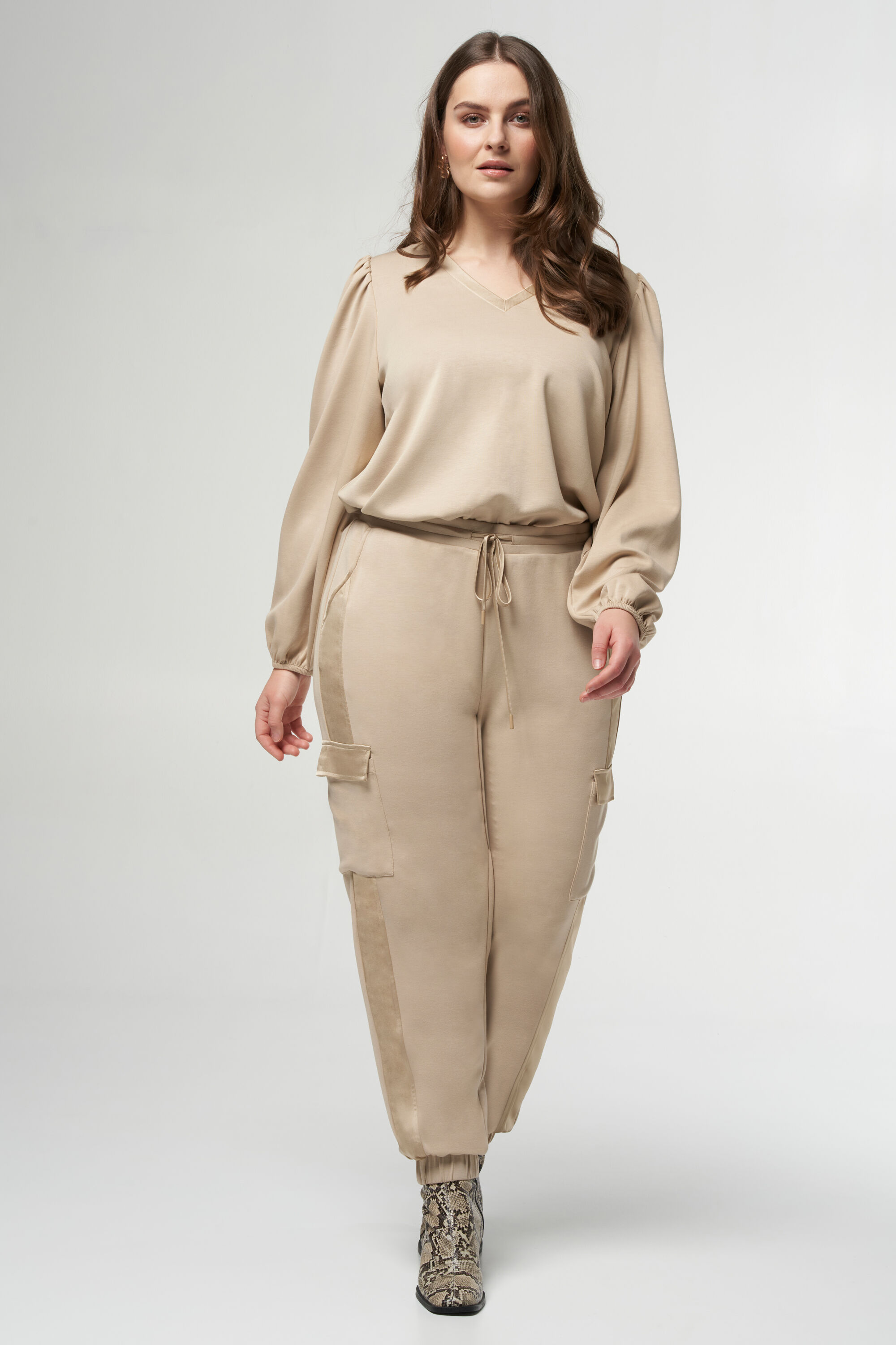 Pantalon cargo en satin image number 6