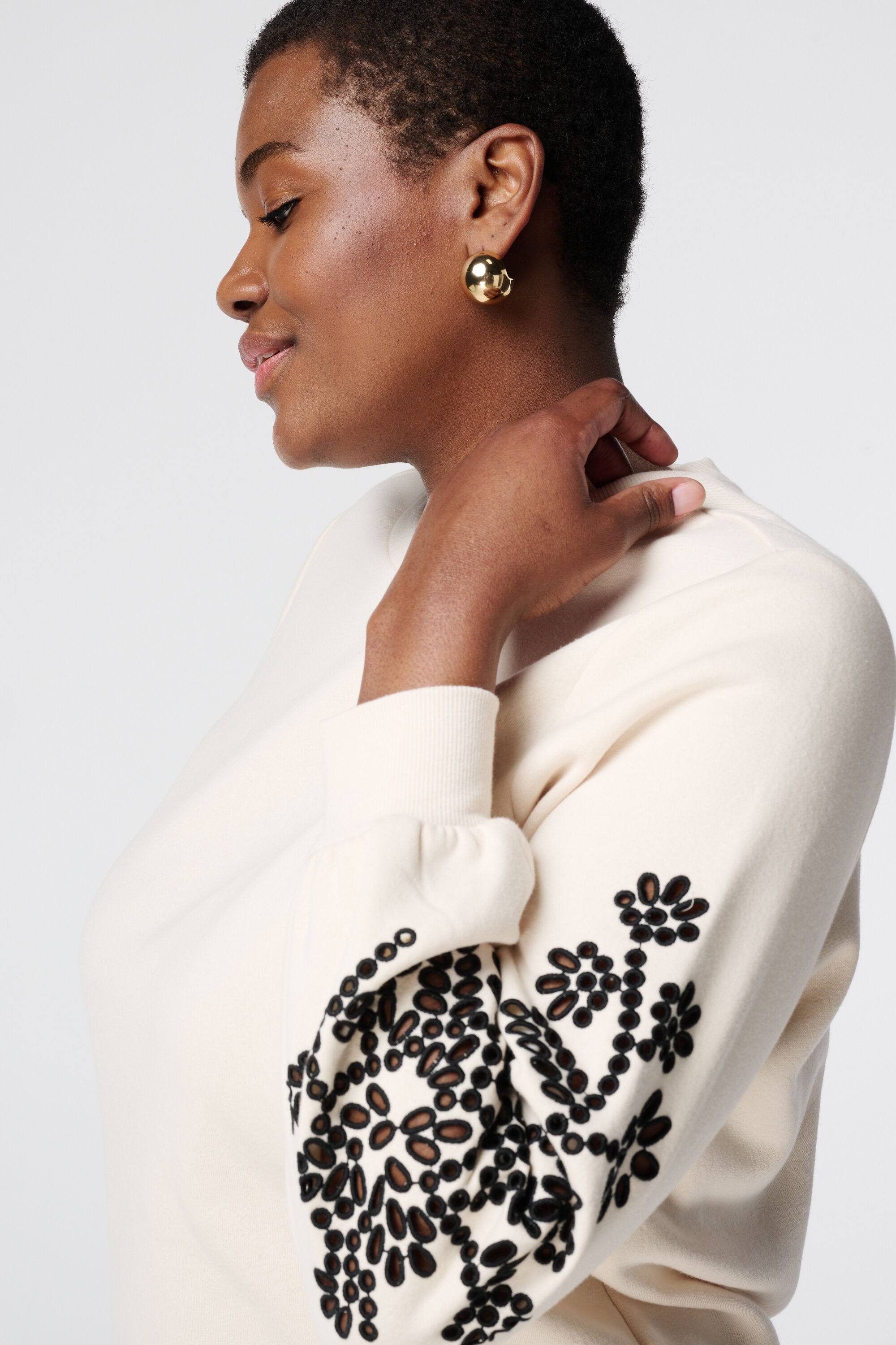 Pull avec boutons d&eacute;coratifs image number 4