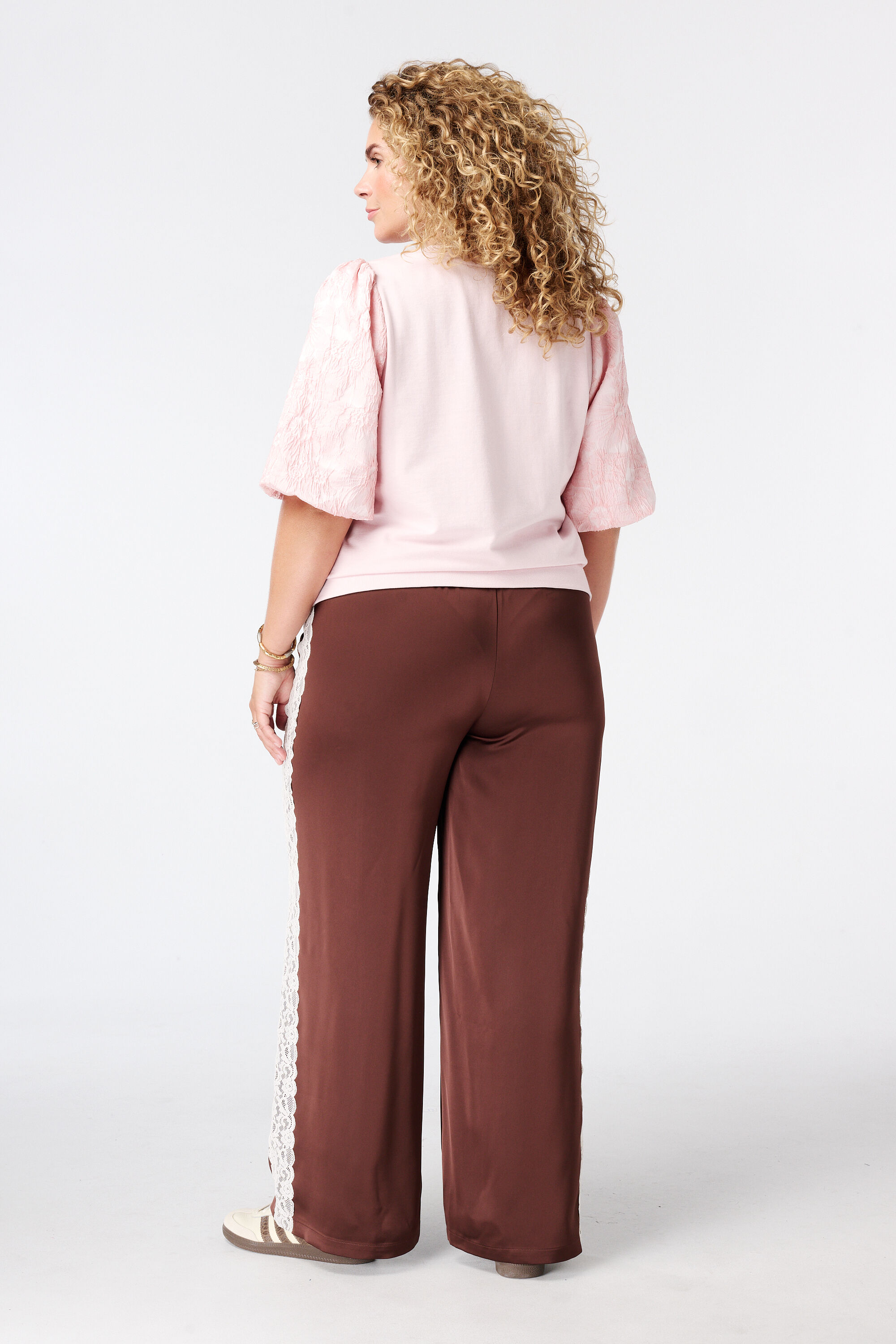 Pantalon avec d&eacute;tails en dentelle sur les c&ocirc;t&eacute;s image number 3