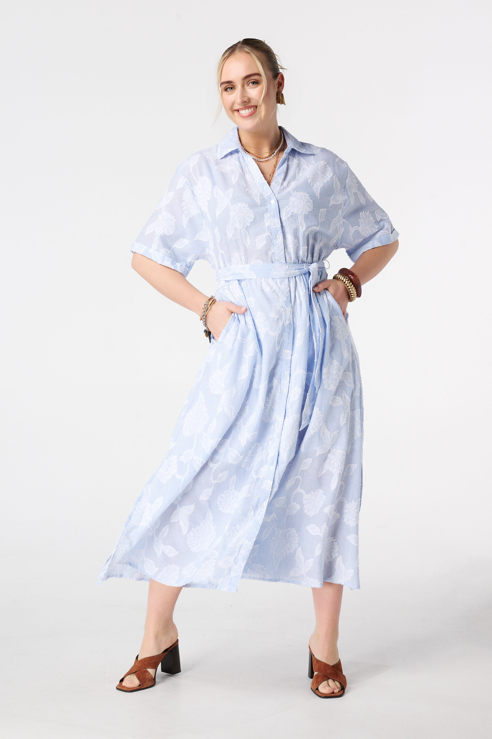 Robe ray&eacute;e &agrave; motif floral image number 5