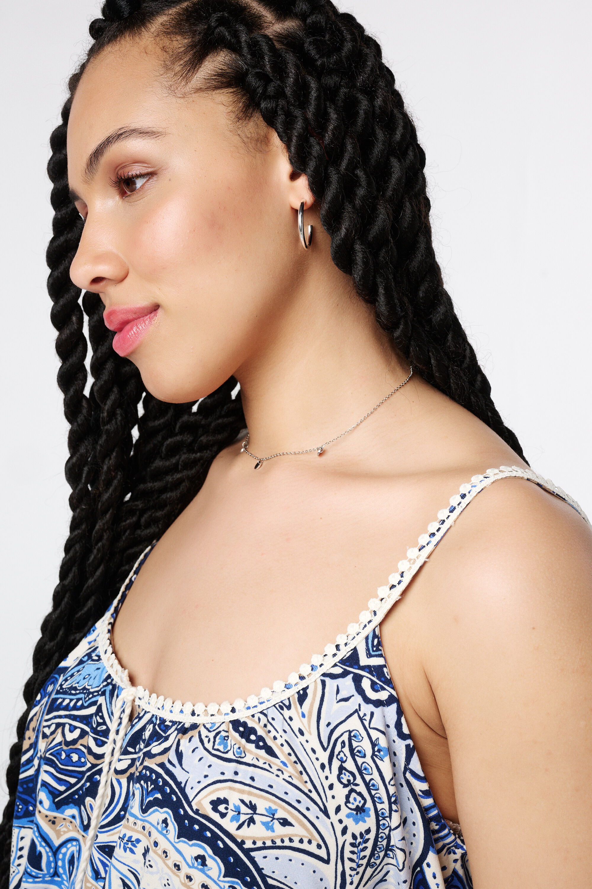 Haut avec d&eacute;tails en crochet image number 4