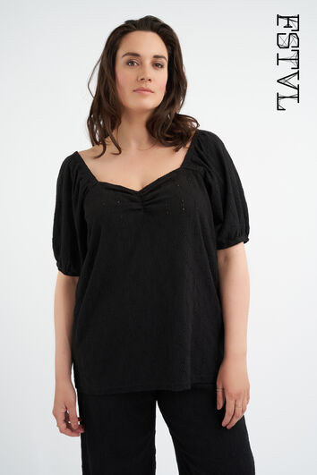 Haut &agrave; broderie anglaise