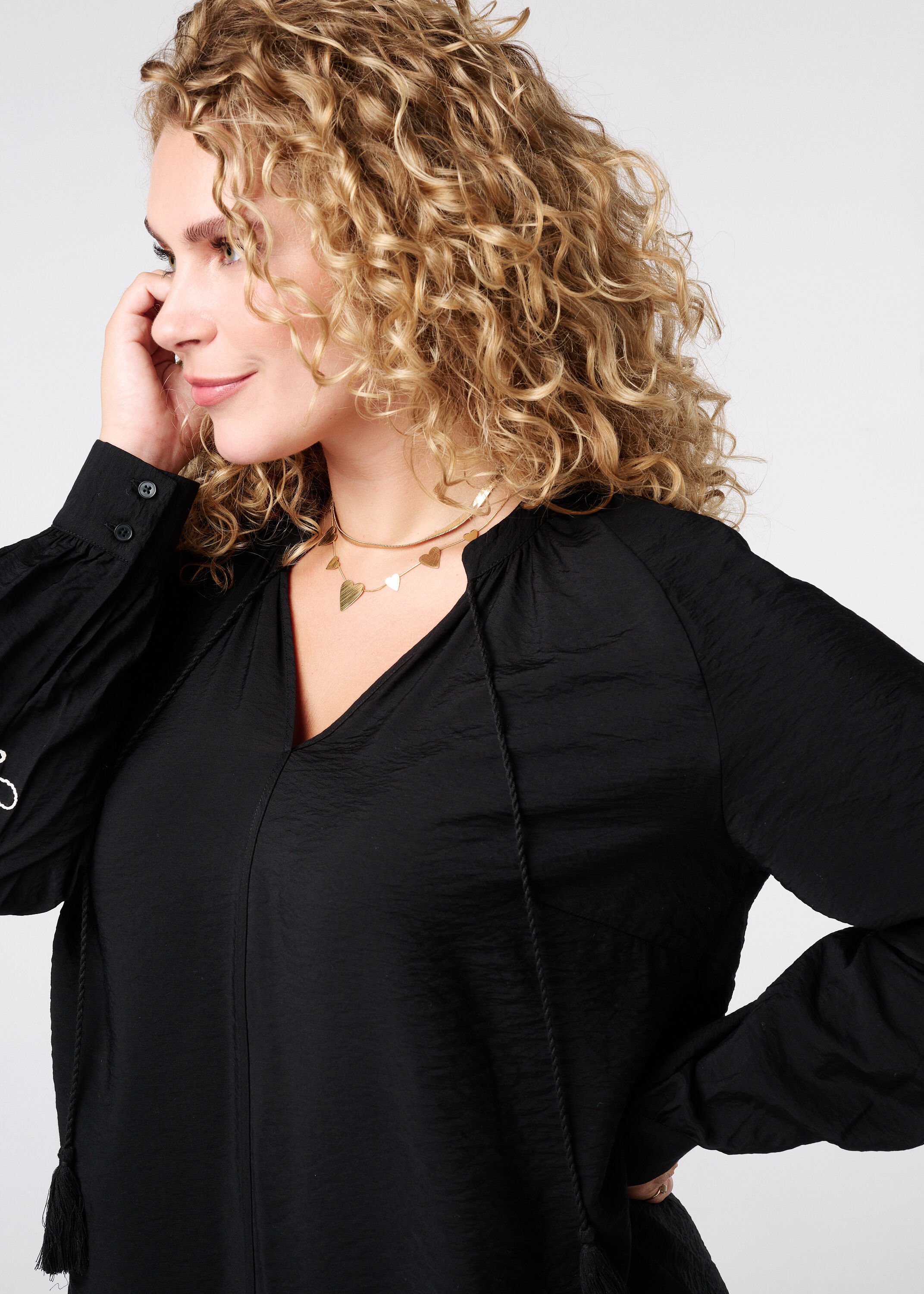 Blouse avec broderies sur les manches image number 4