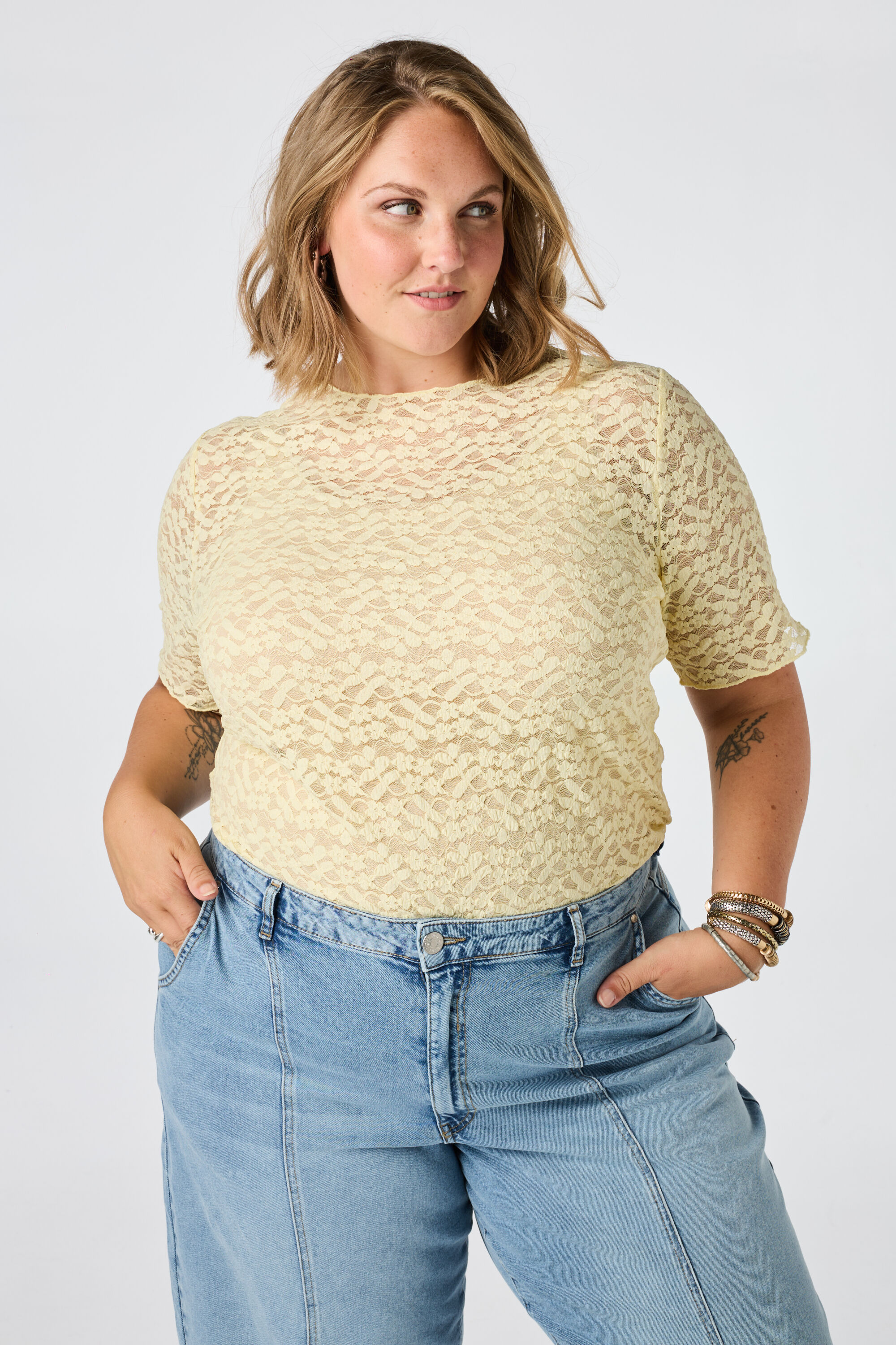 Top en dentelle &agrave; manches courtes