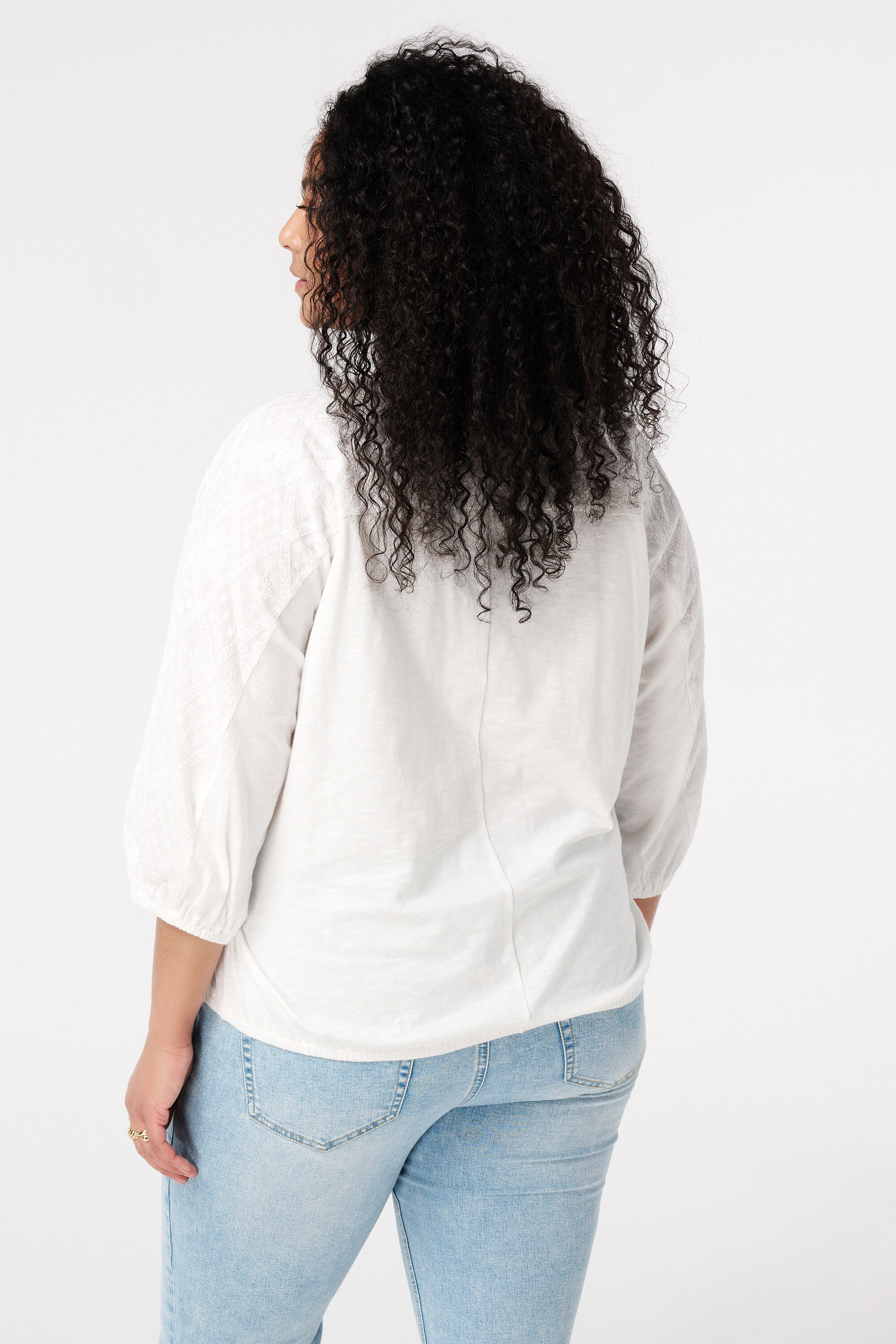 Haut avec d&eacute;tails en dentelle image number 3