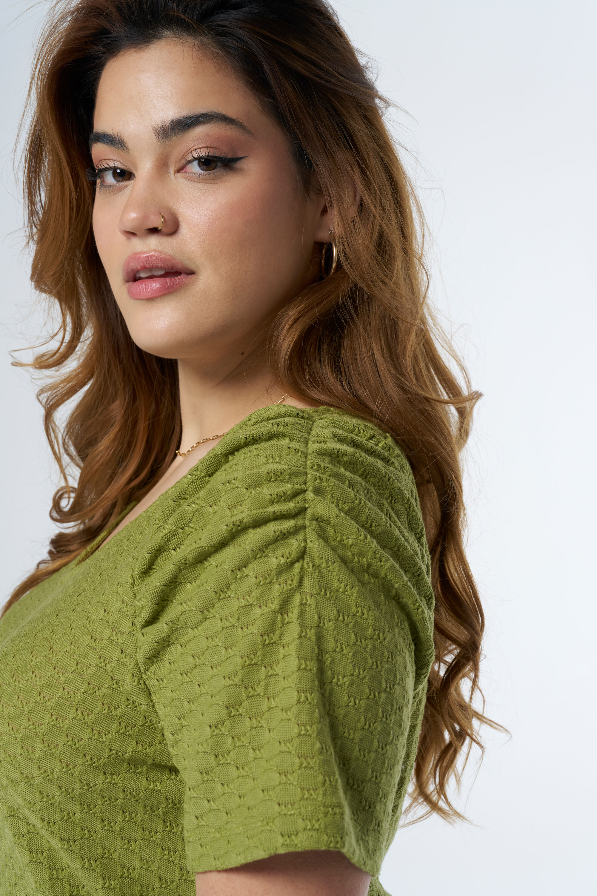 Haut tiss&eacute; avec col en V image number 4