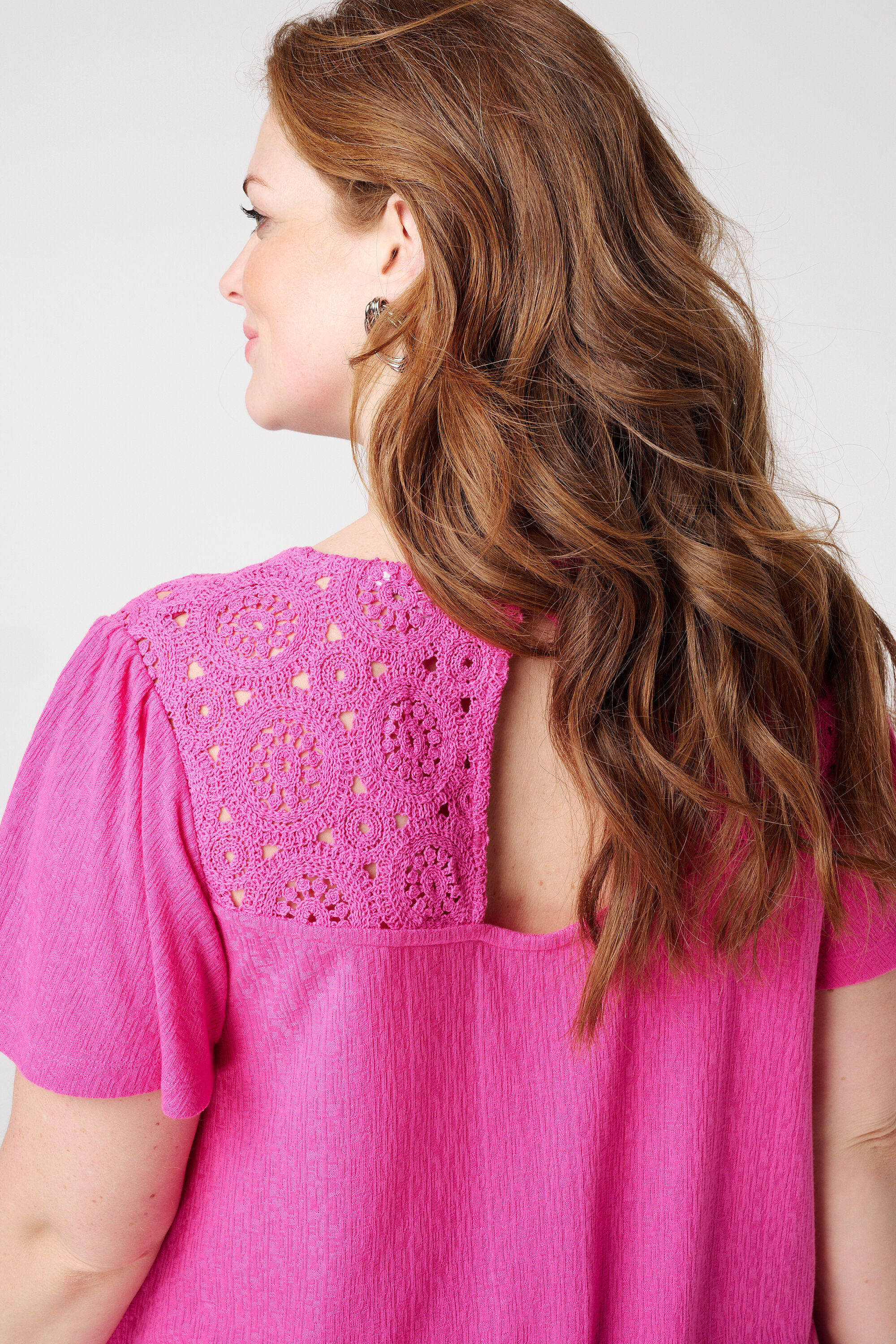 T-shirt avec des d&eacute;tails en crochet  image number 4