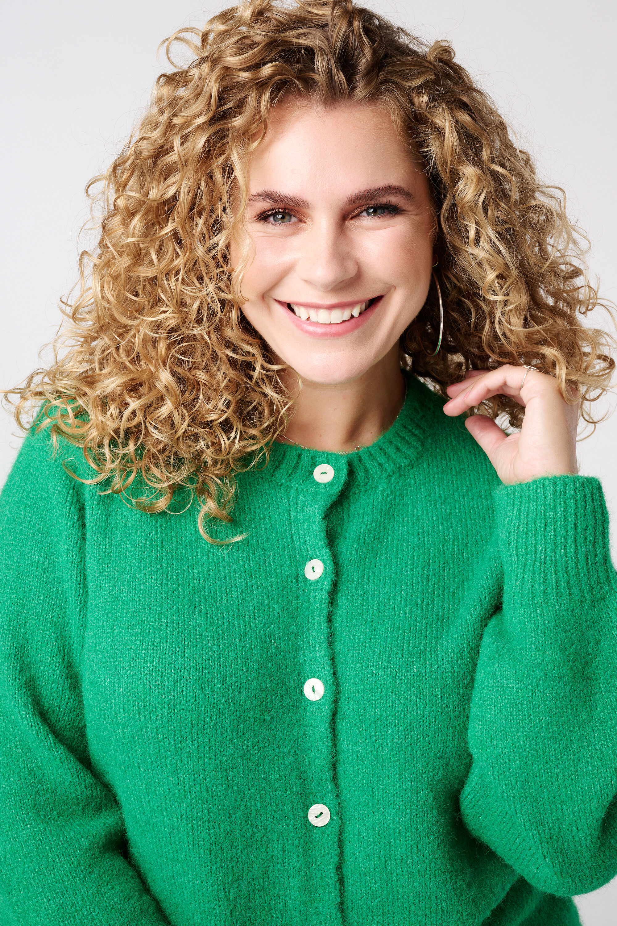 Cardigan en maille fine avec fermeture &agrave; boutons image number 4