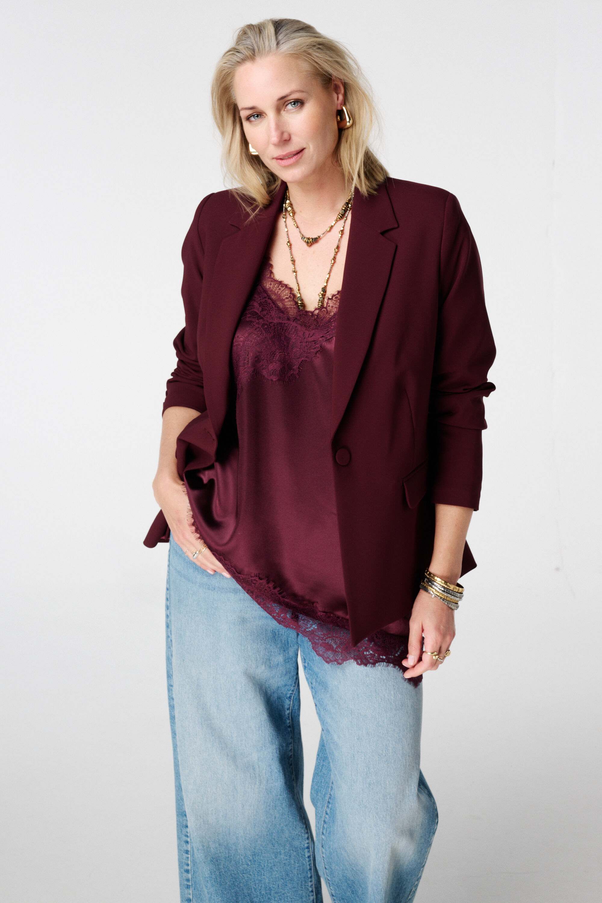 Top asym&eacute;trique en satin avec dentelle