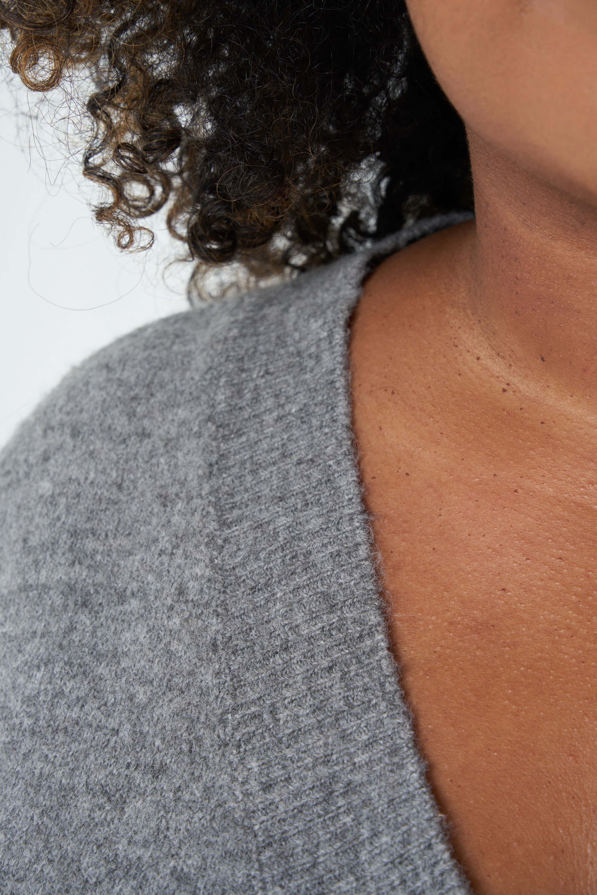 Pull en maille fine &agrave; col en V image number 4