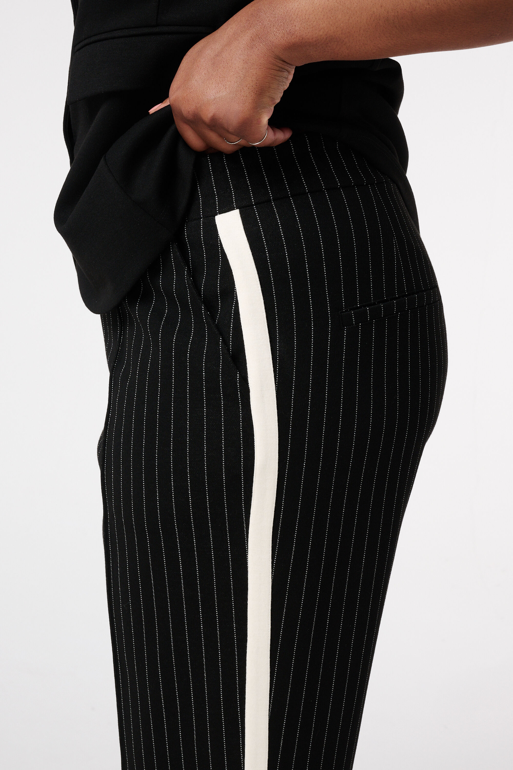 Pantalon &agrave; rayures image number 4