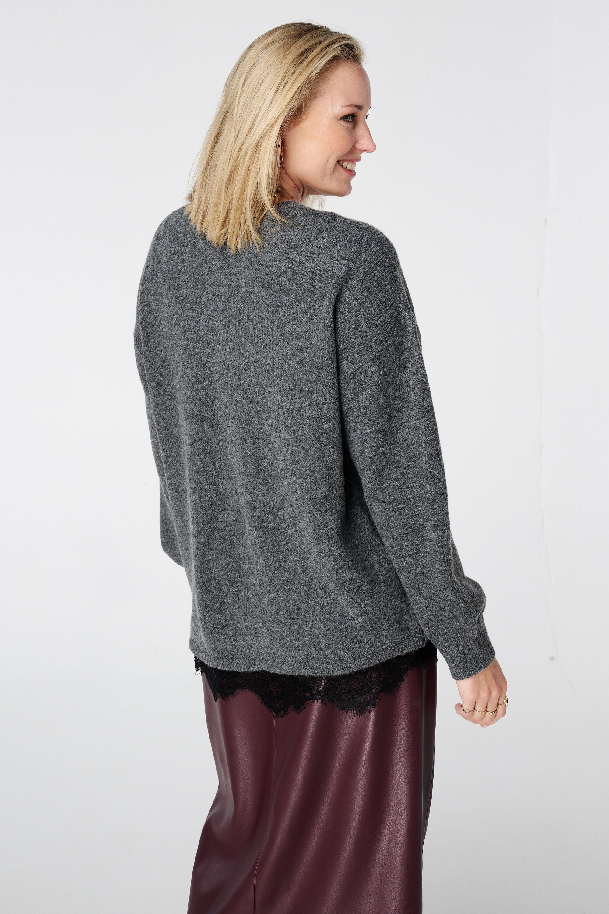 Pull &agrave; col en V avec bas en dentelle image number 3