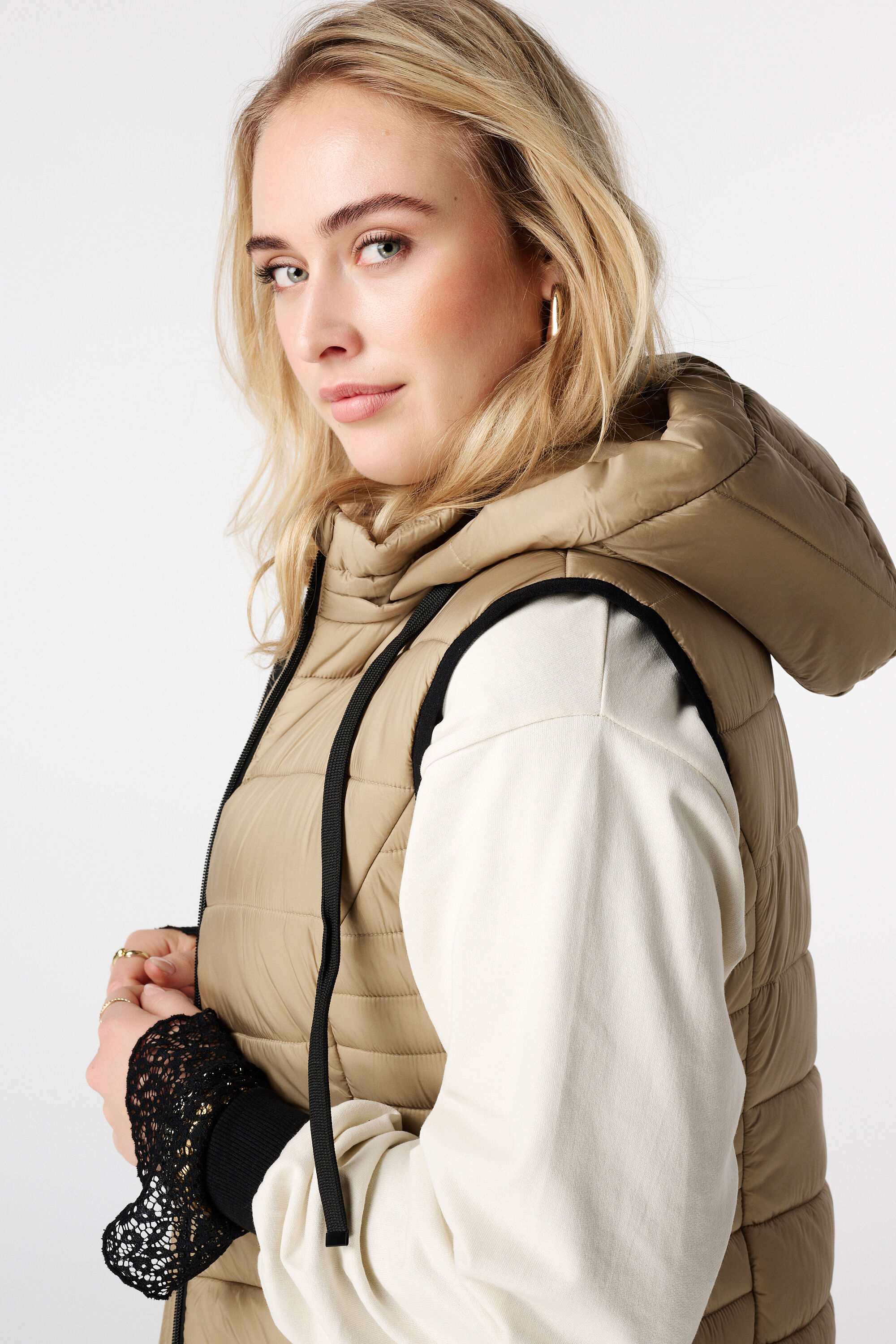 Long gilet sans manches avec capuche image number 4